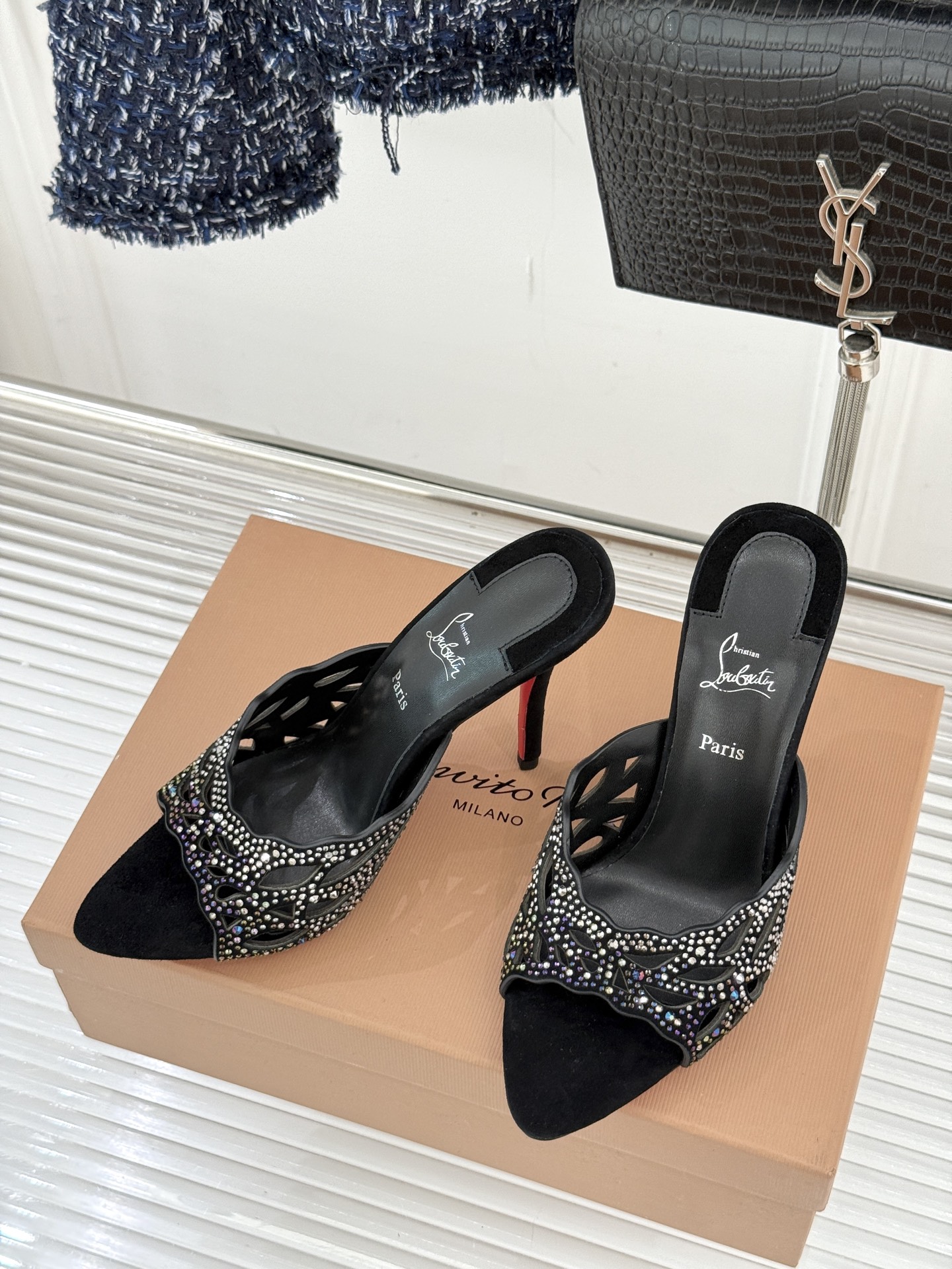 ChristinLouboutin/CL25WF早春新品水钻镂空尖头高跟拖鞋当巴黎的浪漫基因邂逅艺术的璀