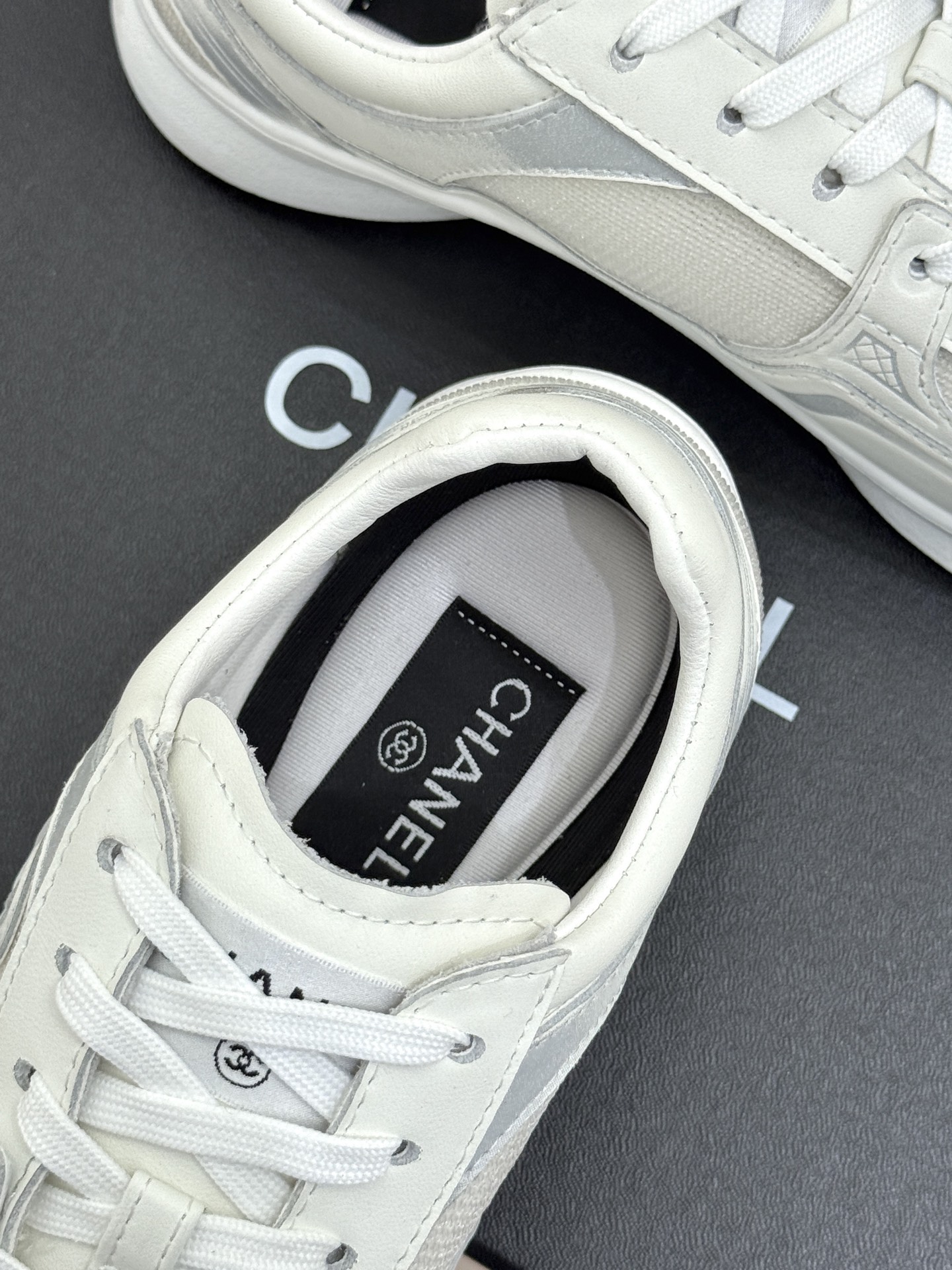 CHANE*｜小香26C侧面双C休闲运动鞋当巴黎大皇宫的星空灵感邂逅百年品牌基因这双鞋便成为跨越经典与现