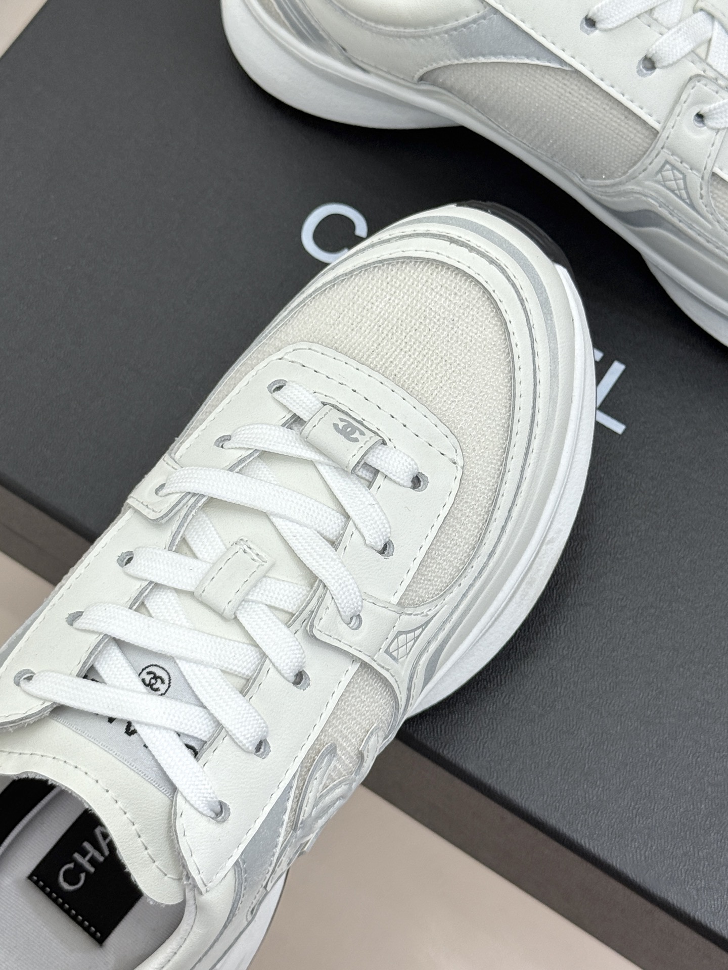 CHANE*｜小香26C侧面双C休闲运动鞋当巴黎大皇宫的星空灵感邂逅百年品牌基因这双鞋便成为跨越经典与现