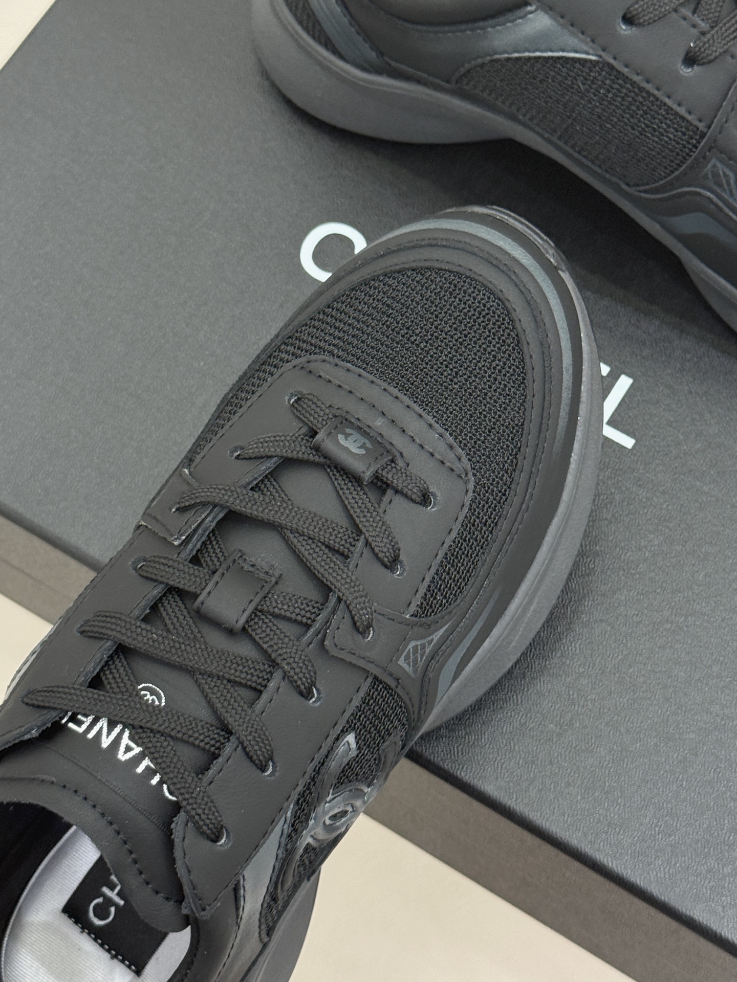 CHANE*｜小香26C侧面双C休闲运动鞋当巴黎大皇宫的星空灵感邂逅百年品牌基因这双鞋便成为跨越经典与现