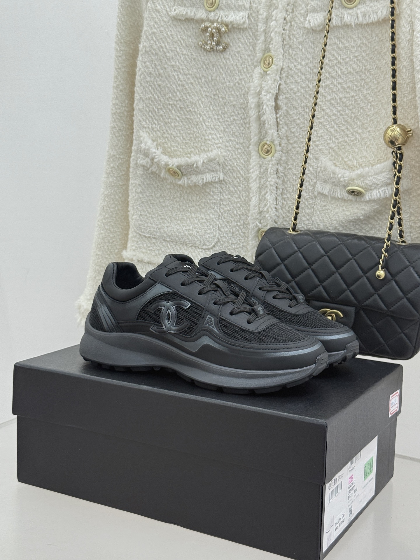 NO:668189,CHANE*｜Xiaoxiang 26C double C casual sneakers on the side When the starry sky inspiration of the Grand Palais in Paris meets the century-old brand gene, this pair of shoes becomes a style messenger that spans classic and modern. The iconic double C symbol is injected into the sports texture, allowing elegance and casualness to perfectly coexist in the step, creating an undefined fashion rhythm. The double C logo undergoes a stunning transformation on this pair of shoes. The double C logo is three-dimensionally presented on the side, and the rounded toe box modifies the outline of the foot.  Tolerate various foot types without being cramped, and step on the century-old heritage and the romance of the starry sky under your feet. Because you are the master of style - let freedom and elegance run through every step, and let the classics be reborn in daily life. The fabric is made of original customized leather, the inner foot pads are all breathable mesh, the original molded custom anti-slip outsole, size 35-39 (customized for 40), casual shoes/sports shoes, chanel, sneakers19860909CHANE*｜小香26C侧面双C休闲运动鞋 当巴黎大皇宫的星空灵感邂逅百年品牌基因 这双鞋便成为跨越经典与现代的风格信使. 将标志性双C符号注入运动肌理 让优雅与随性在步履间完美共生 踏出不被定义的时尚韵律. 双C标识在这双鞋履上迎来惊艳蜕变 侧面立体呈现的双C徽标 圆润鞋头修饰脚型轮廓 包容各种脚型不显局促 将百年底蕴与星空浪漫踩在脚下. 因为你本身就是风格的主宰—— 让自由与奢雅贯穿每一次步履 让经典在日常中永续新生. 面料采用原版定制皮料 内里垫脚均为透气网布 原版开模定制防滑大底 size35-39（40定制）,休闲鞋/运动鞋,chanel,sneakers,Women's Shoes