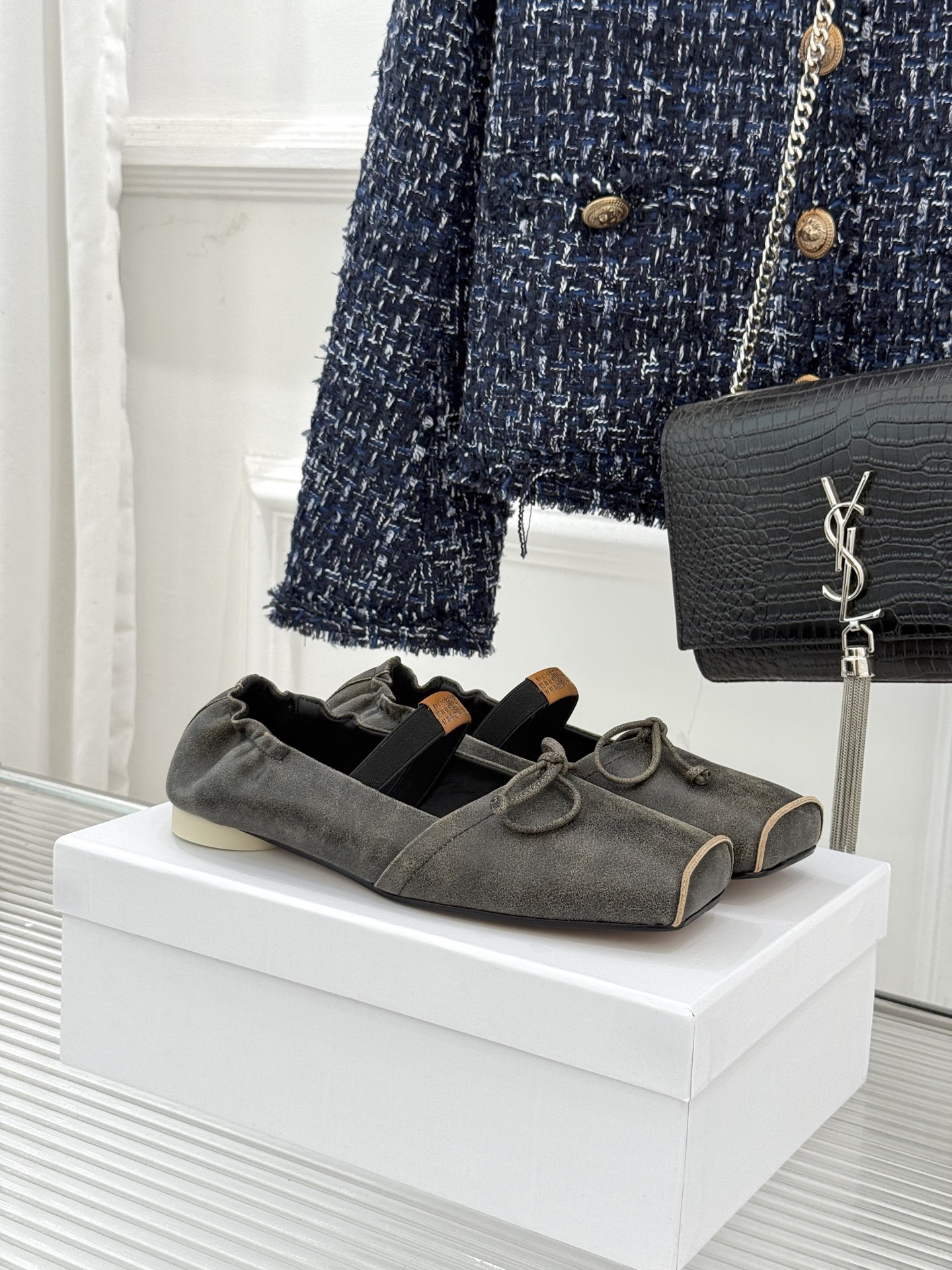 NO:667856,Sandals Ballet Shoes MaisonMargiela | MM6 Margiela Square Toe Bow Sandal Ballet Shoes When avant-garde deconstruction meets summer laziness, these shoes inject unrestricted fashion philosophy into daily life. The brand's iconic square-toe bow design breaks the sweet shackles of round toes with neat geometric lines. The right toe width modifies the foot shape. It has an effortless modern coolness. It perfectly interprets the 'anti-fashion' high-end aesthetics. Wear it.  You don’t have to conform to the established style. You can be sweet or cool, you can commute or go on vacation. Interpret diverse charms in your steps and become an unforgettable fashion pioneer among the crowd. Let summer elegance be both experimental and smoky. The fabric is made of original burst cowhide. The inner toes are all silk sheepskin. The genuine leather outsole imported from Italy size 35-39 (customized for 40/41), ballet slippers, masion margiela, masion  margiela,slippers,cowhide,sheepskin,leather soles19860909凉拖 芭蕾舞鞋 MaisonMargiela｜MM6马吉拉 方头蝴蝶结凉拖芭蕾舞鞋 当先锋解构主义邂逅夏日慵懒 这双鞋为日常注入不设限的时尚哲学 品牌标志性的方头蝴蝶结设计 以利落几何线条打破圆头的甜腻桎梏 恰到好处的鞋头宽度修饰脚型 自带毫不费力的现代酷感 完美诠释“反时尚”的高阶美学. 穿上它 不必迎合既定风格 可甜可酷、可通勤可度假 在步履间诠释多元魅力 成为人群中过目难忘的时尚先锋 让夏日优雅既有实验性 又不失烟火气. 面料采用原版爆裂牛皮 内里踮脚均为丝绸羊皮 意大利进口真皮大底 size35-39（40/41定制）,拖鞋芭蕾舞鞋,masion margiela,masion margiela,slippers,cowhide,sheepskin,Leather soles,Women's Shoes