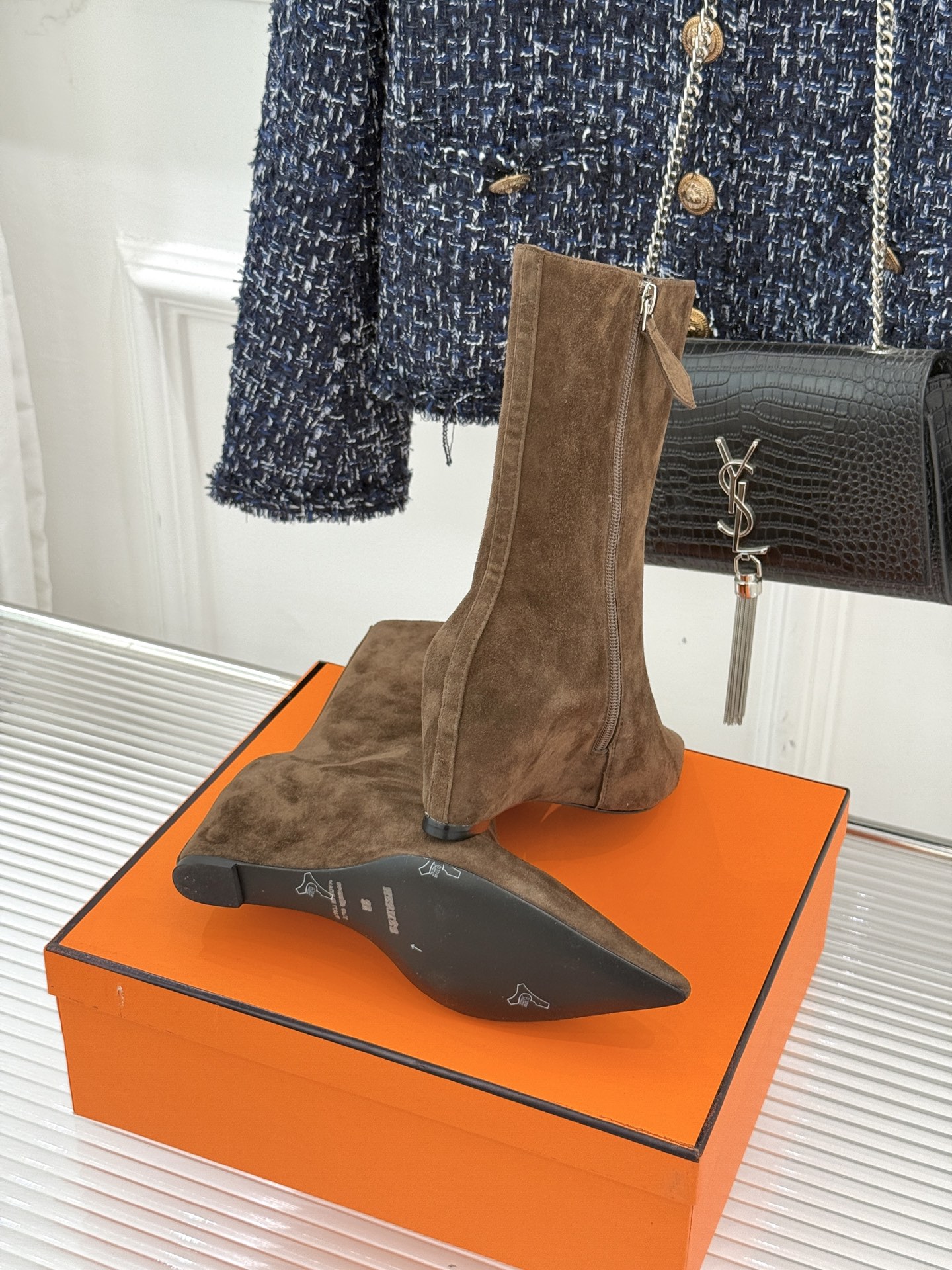 Hermès/爱马仕25WF新品复古尖头坡跟短靴当1837年诞生的马术传承邂逅复古美学这款短靴便成为跨越