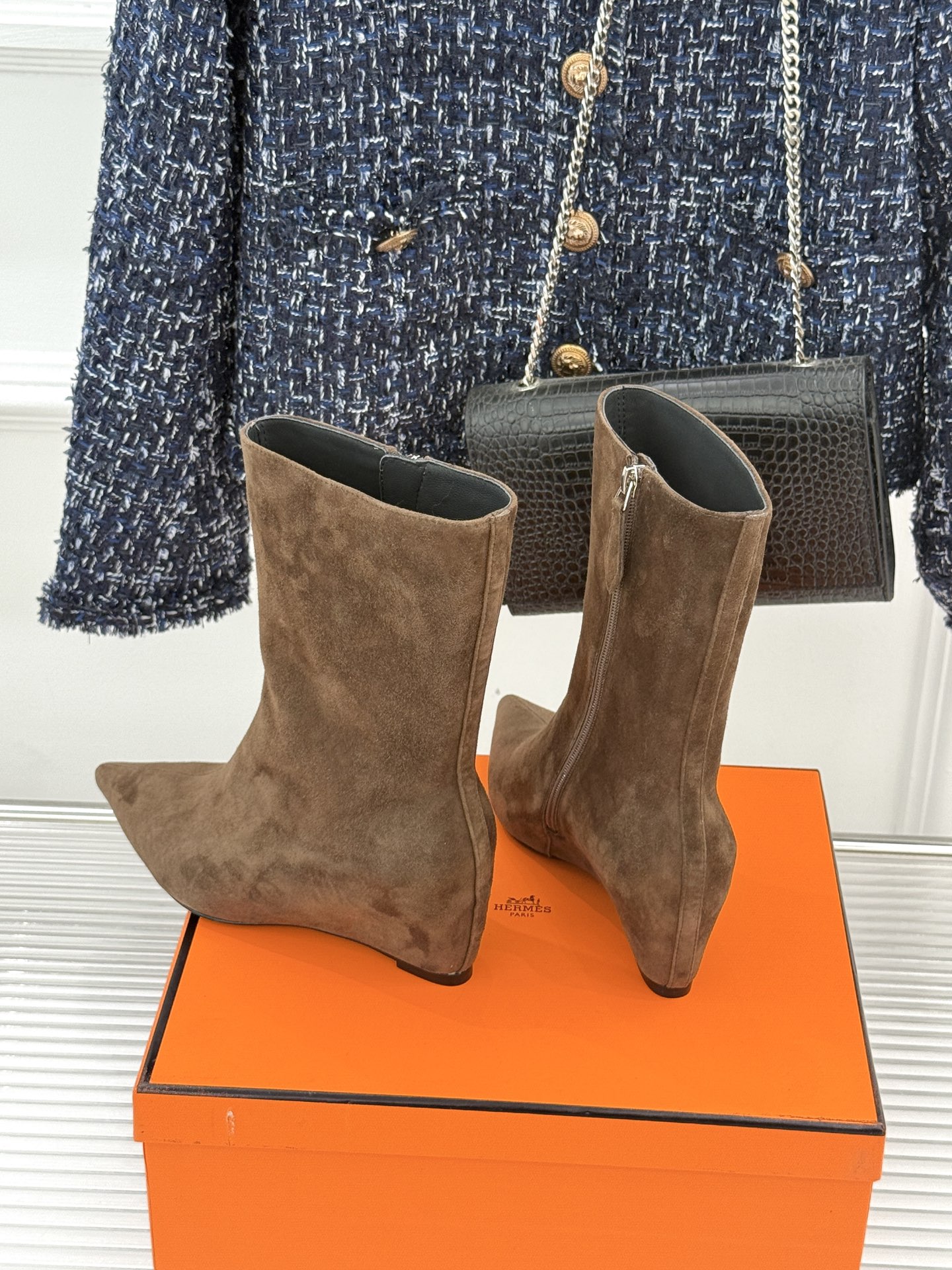 Hermès/爱马仕25WF新品复古尖头坡跟短靴当1837年诞生的马术传承邂逅复古美学这款短靴便成为跨越