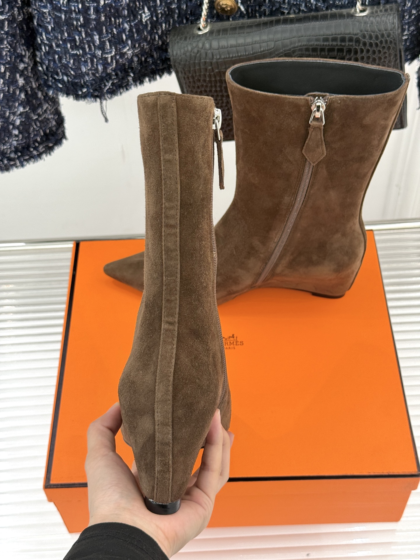 Hermès/爱马仕25WF新品复古尖头坡跟短靴当1837年诞生的马术传承邂逅复古美学这款短靴便成为跨越