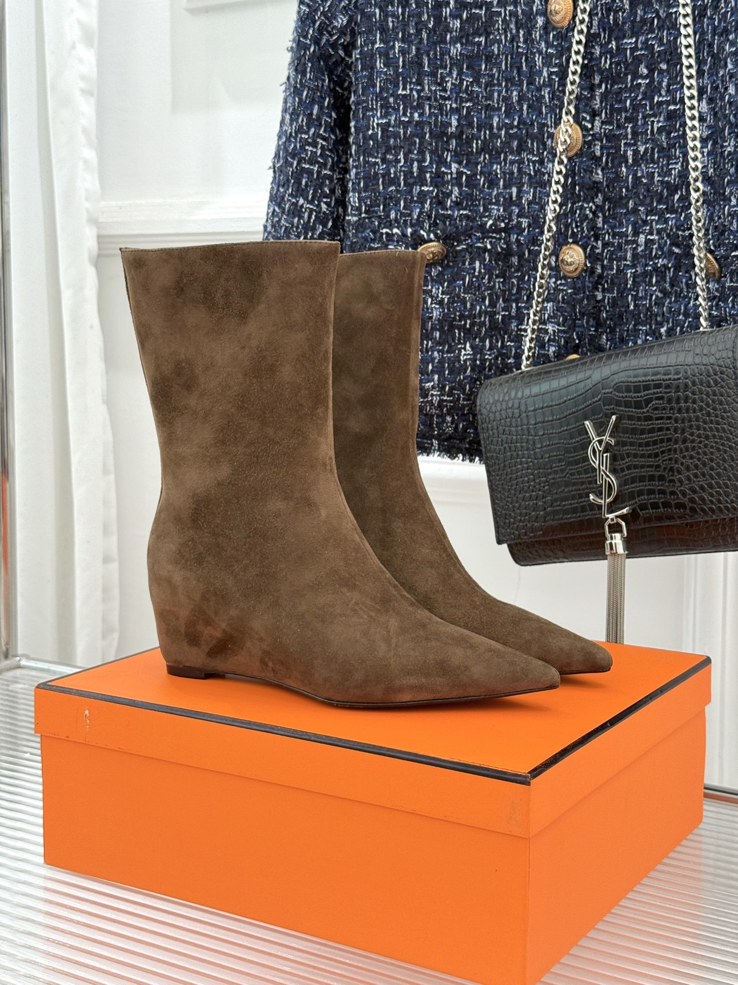 Hermès/爱马仕25WF新品复古尖头坡跟短靴当1837年诞生的马术传承邂逅复古美学这款短靴便成为跨越