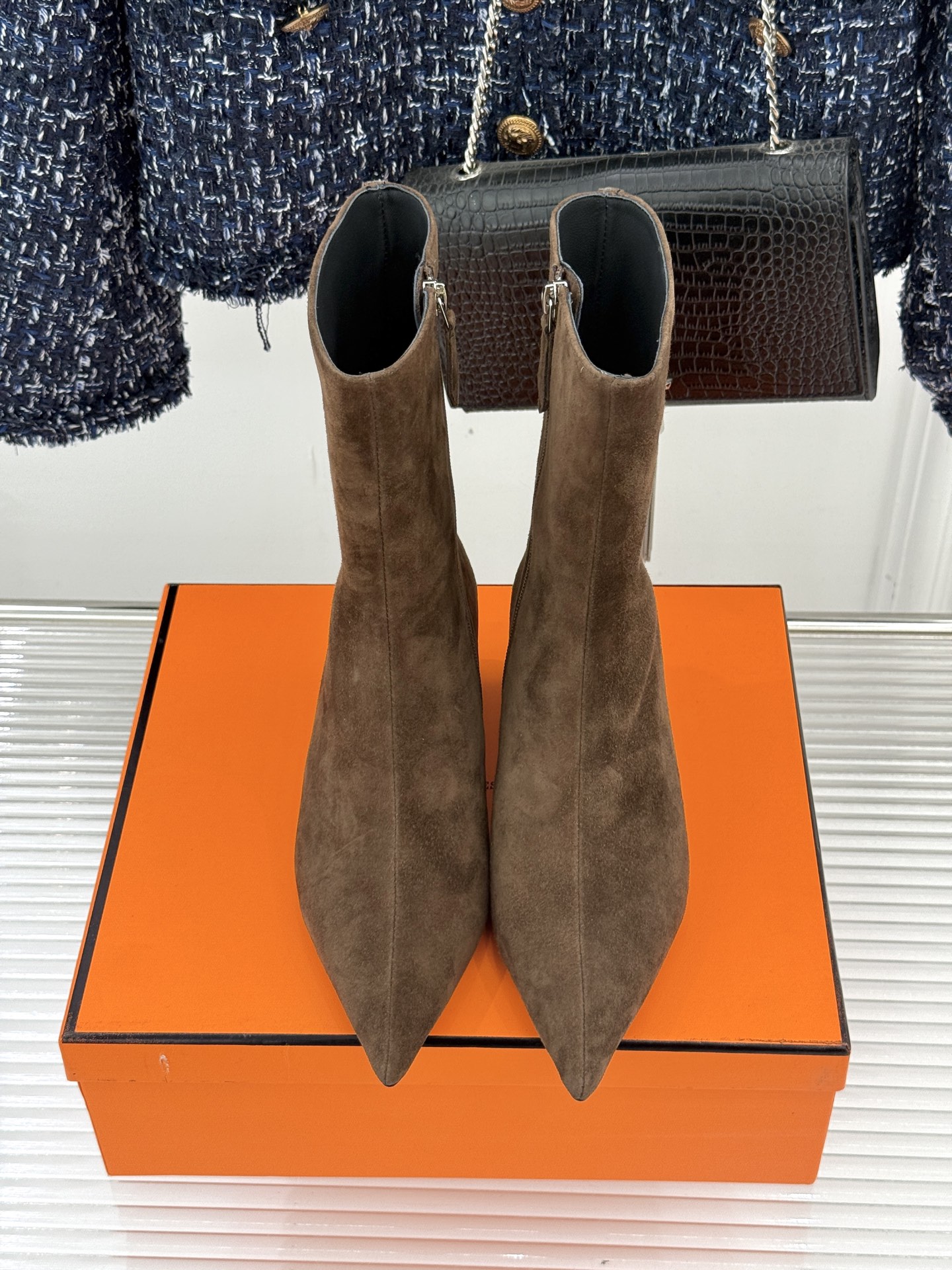 Hermès/爱马仕25WF新品复古尖头坡跟短靴当1837年诞生的马术传承邂逅复古美学这款短靴便成为跨越