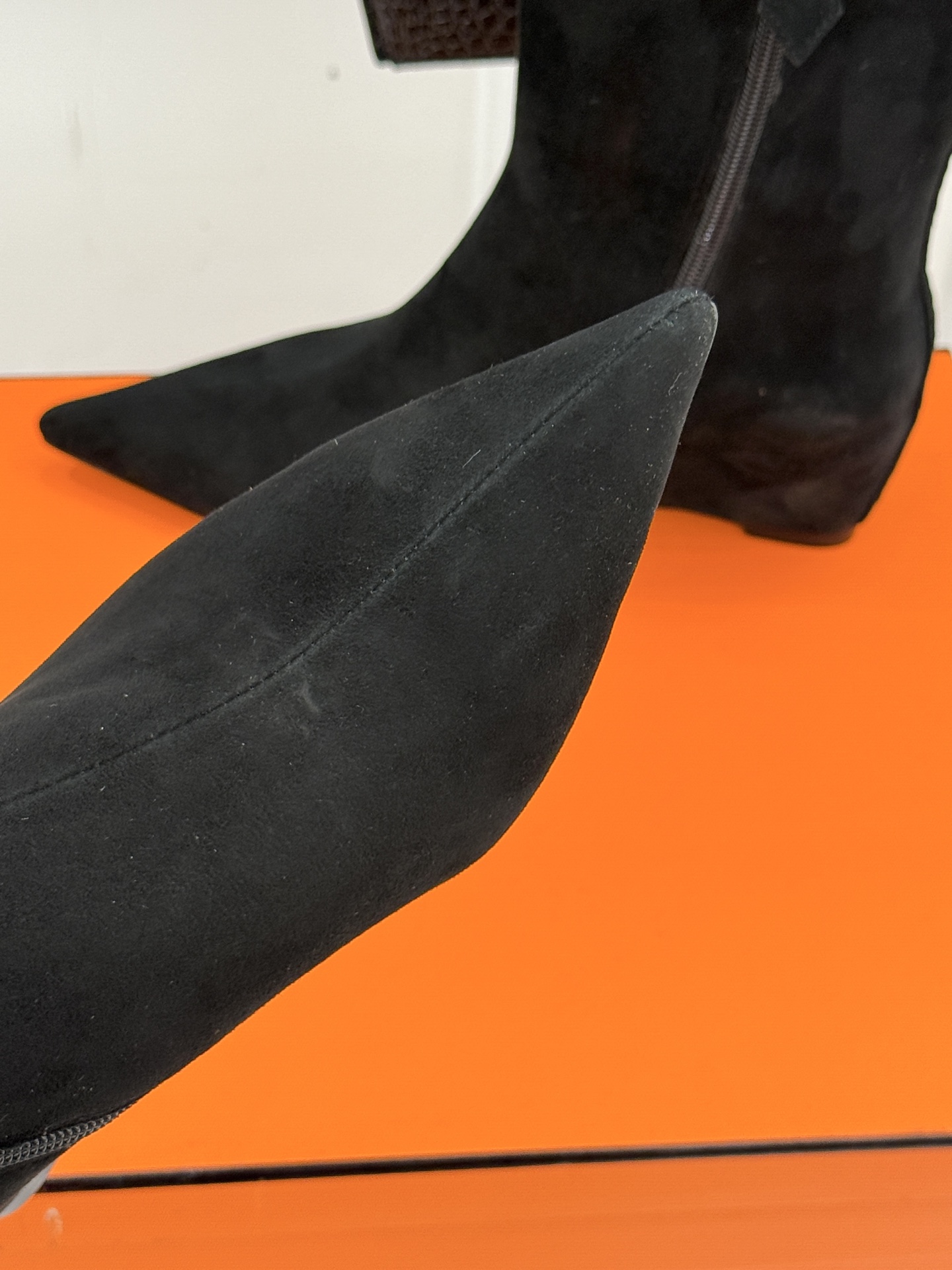 Hermès/爱马仕25WF新品复古尖头坡跟短靴当1837年诞生的马术传承邂逅复古美学这款短靴便成为跨越