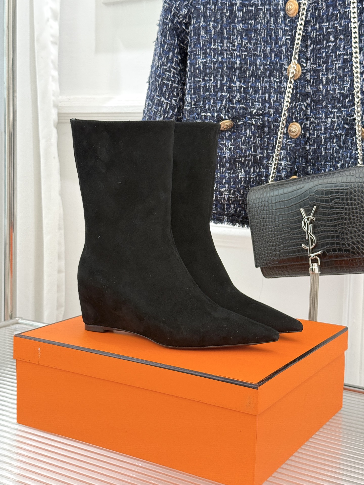 Hermès/爱马仕25WF新品复古尖头坡跟短靴当1837年诞生的马术传承邂逅复古美学这款短靴便成为跨越