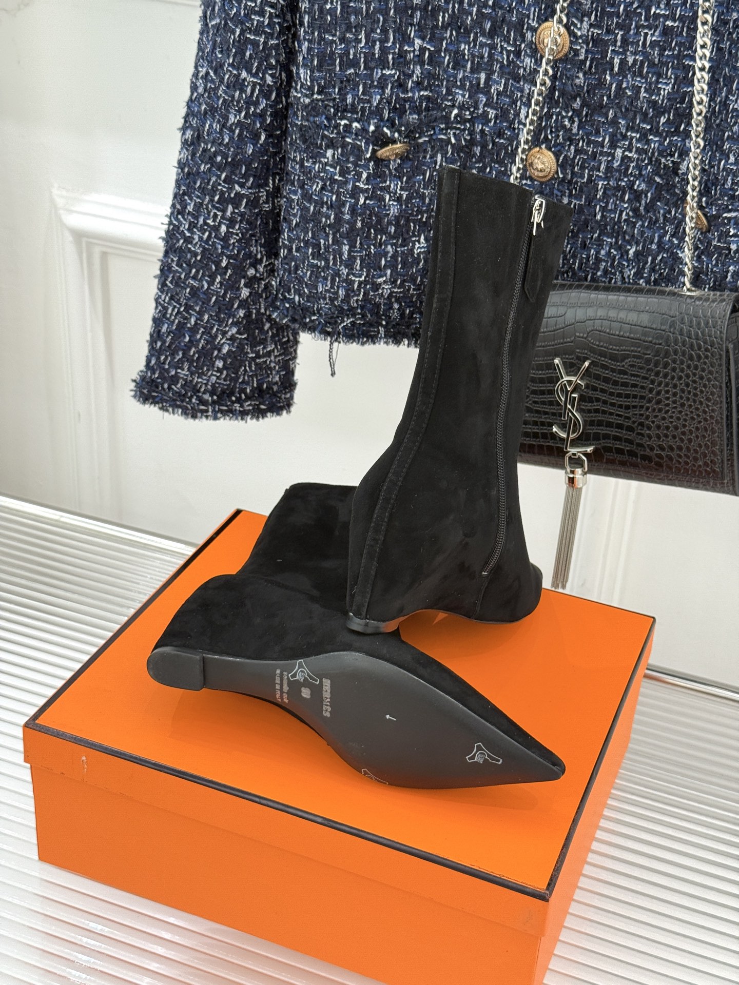 Hermès/爱马仕25WF新品复古尖头坡跟短靴当1837年诞生的马术传承邂逅复古美学这款短靴便成为跨越