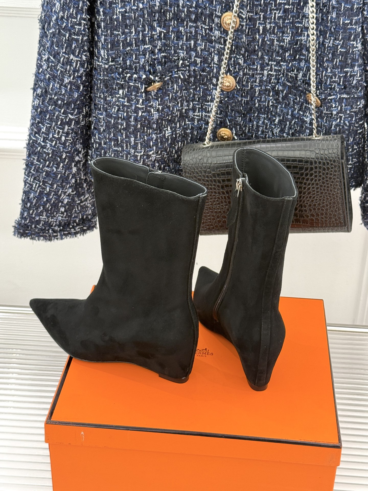 Hermès/爱马仕25WF新品复古尖头坡跟短靴当1837年诞生的马术传承邂逅复古美学这款短靴便成为跨越