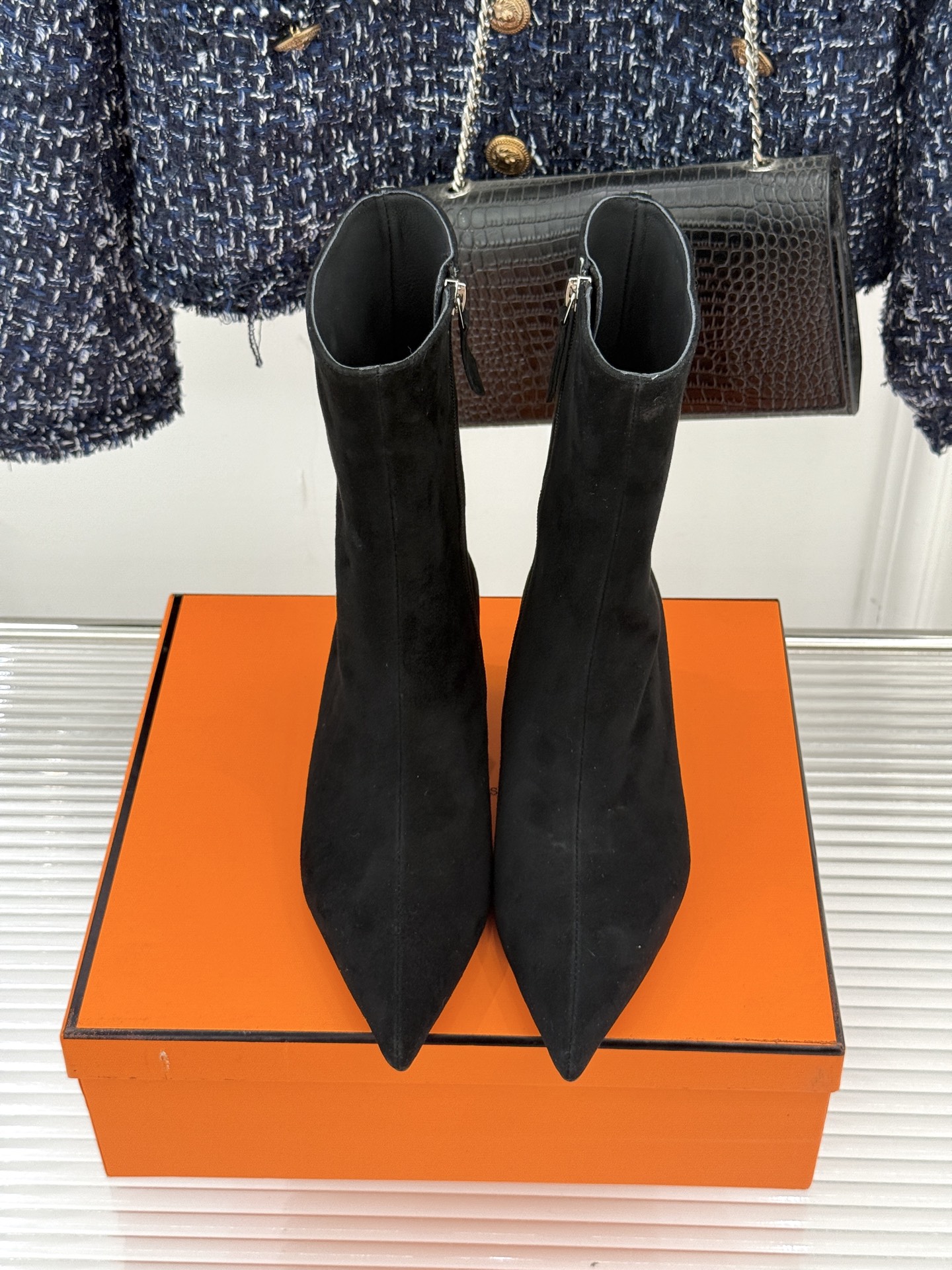 Hermès/爱马仕25WF新品复古尖头坡跟短靴当1837年诞生的马术传承邂逅复古美学这款短靴便成为跨越