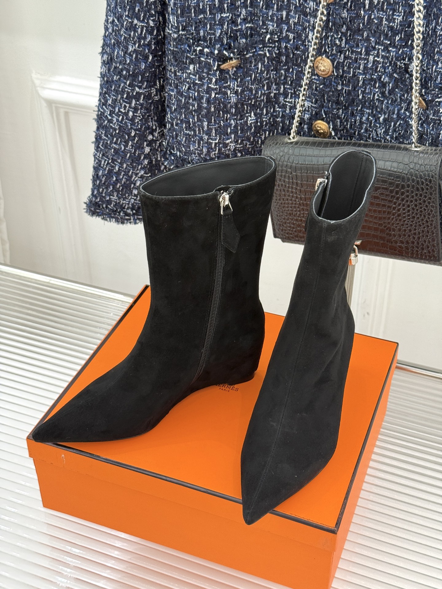 Hermès/爱马仕25WF新品复古尖头坡跟短靴当1837年诞生的马术传承邂逅复古美学这款短靴便成为跨越