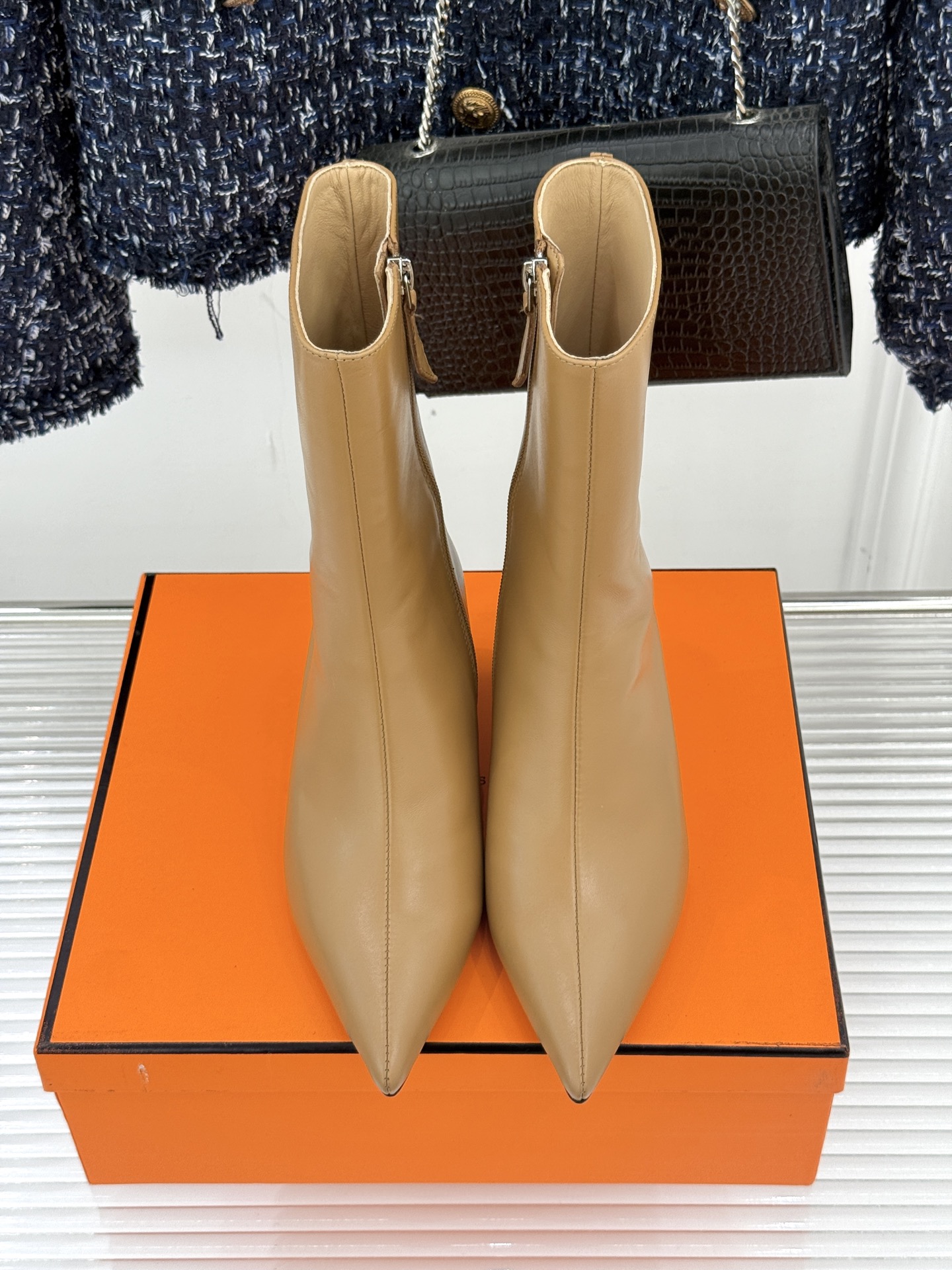 Hermès/爱马仕25WF新品复古尖头坡跟短靴当1837年诞生的马术传承邂逅复古美学这款短靴便成为跨越