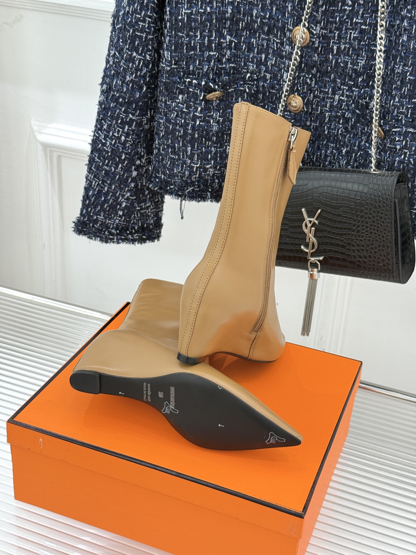 Hermès/爱马仕25WF新品复古尖头坡跟短靴当1837年诞生的马术传承邂逅复古美学这款短靴便成为跨越