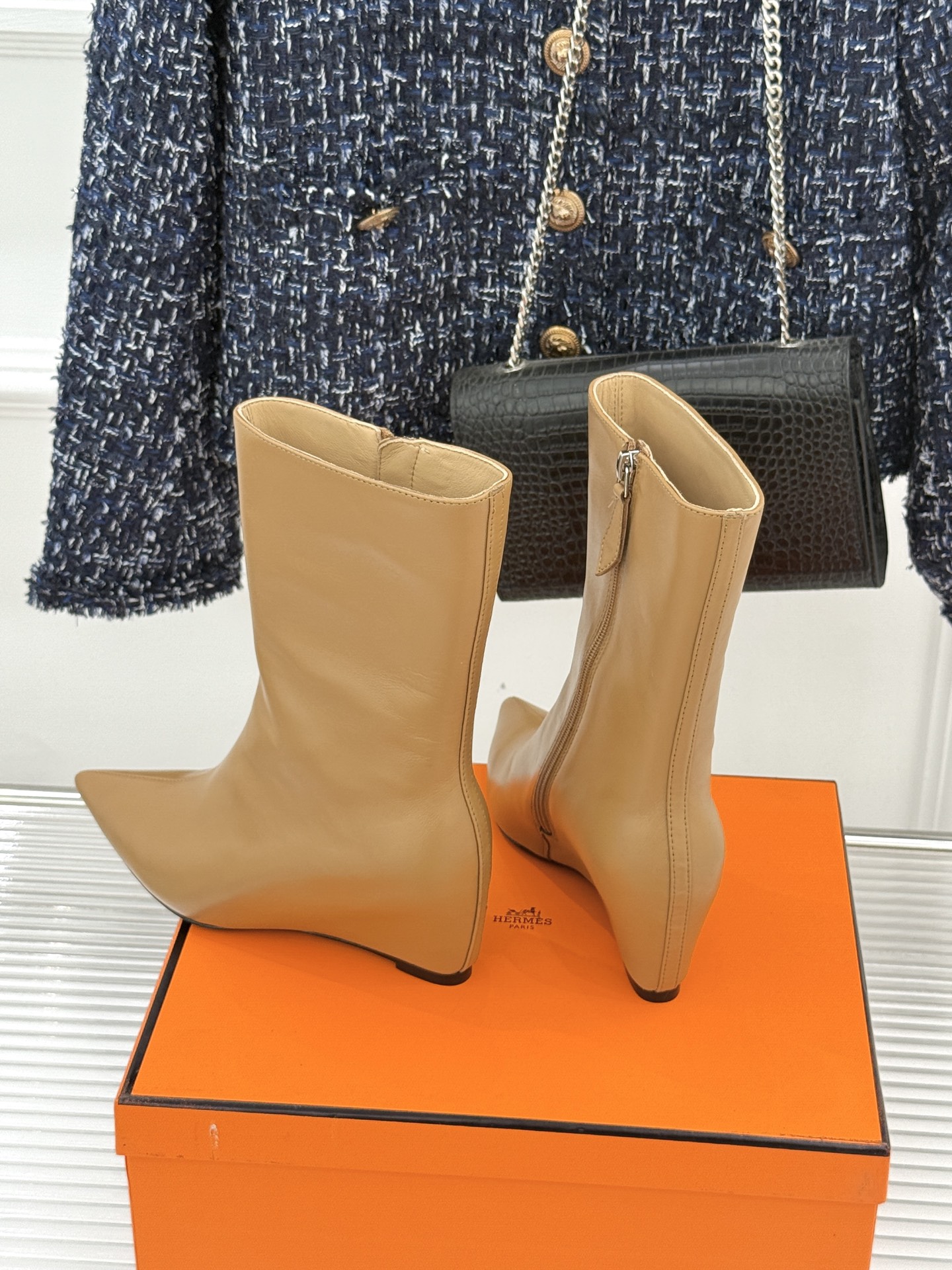 Hermès/爱马仕25WF新品复古尖头坡跟短靴当1837年诞生的马术传承邂逅复古美学这款短靴便成为跨越