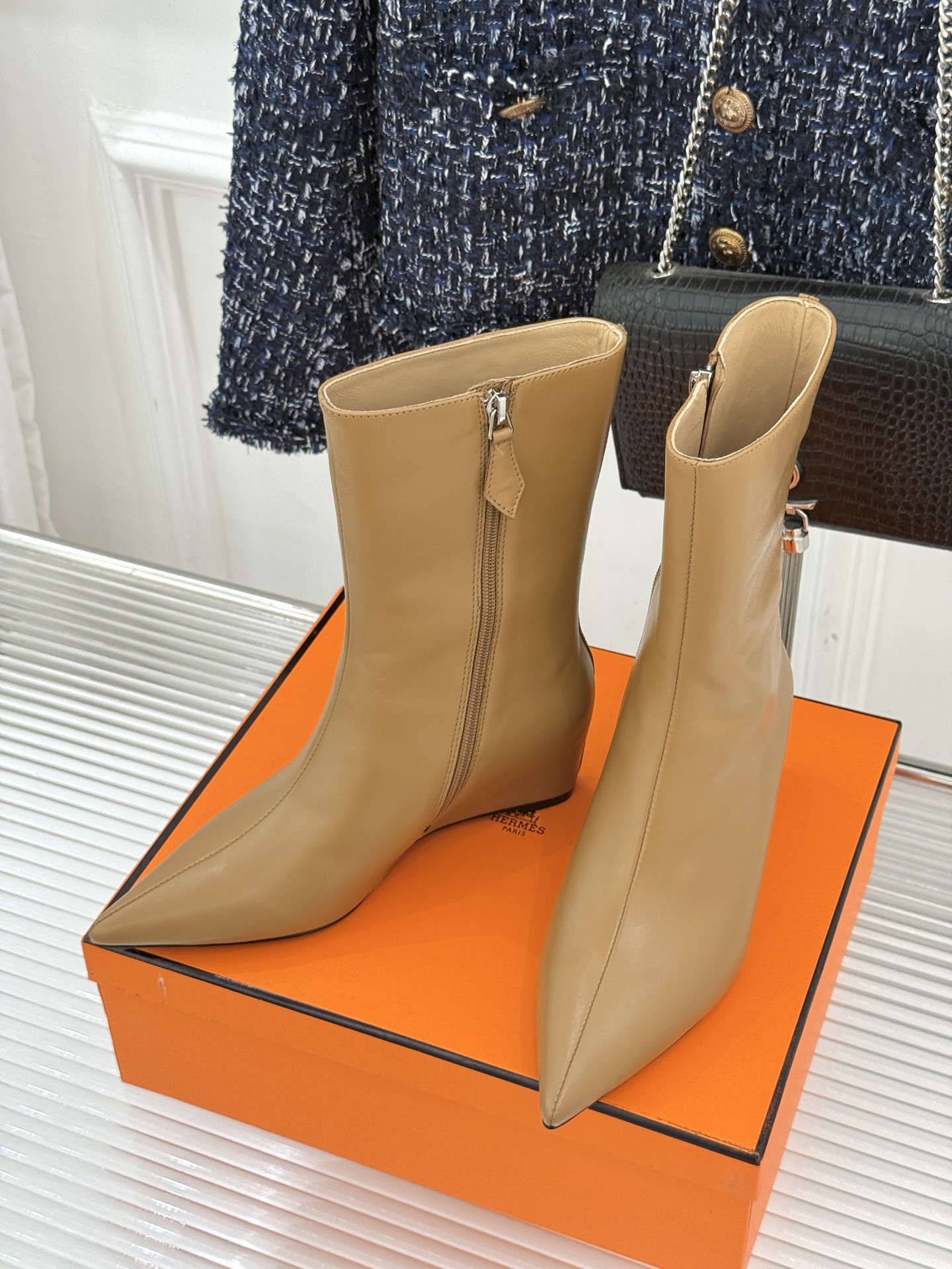 Hermès/爱马仕25WF新品复古尖头坡跟短靴当1837年诞生的马术传承邂逅复古美学这款短靴便成为跨越