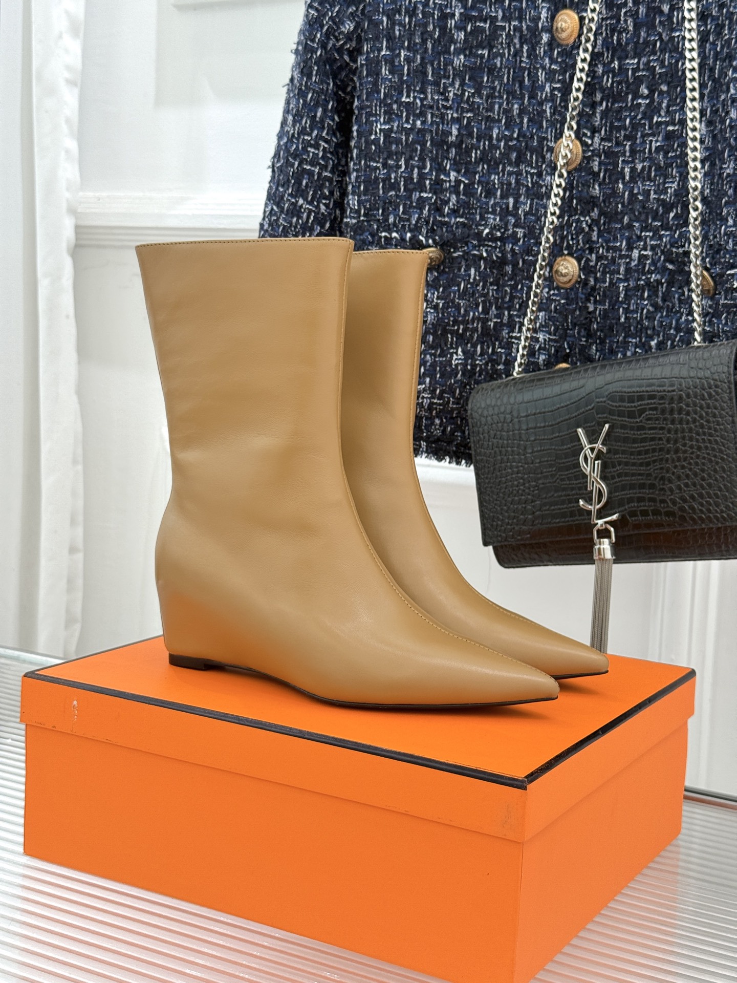 Hermès/爱马仕25WF新品复古尖头坡跟短靴当1837年诞生的马术传承邂逅复古美学这款短靴便成为跨越