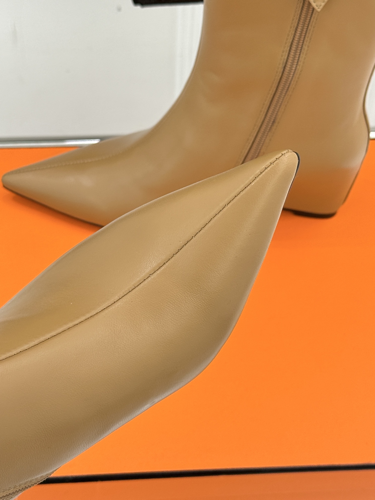 Hermès/爱马仕25WF新品复古尖头坡跟短靴当1837年诞生的马术传承邂逅复古美学这款短靴便成为跨越