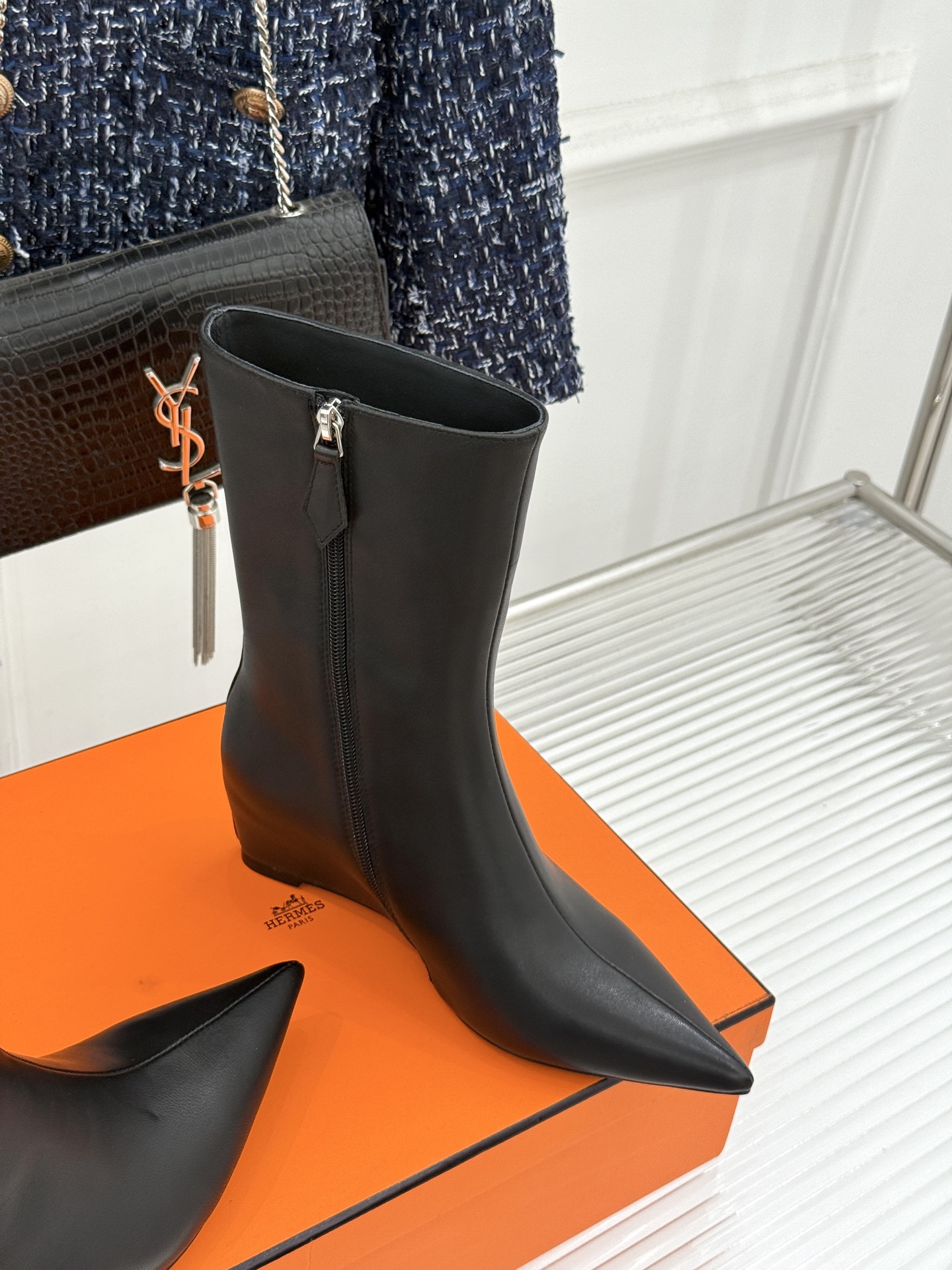 Hermès/爱马仕25WF新品复古尖头坡跟短靴当1837年诞生的马术传承邂逅复古美学这款短靴便成为跨越