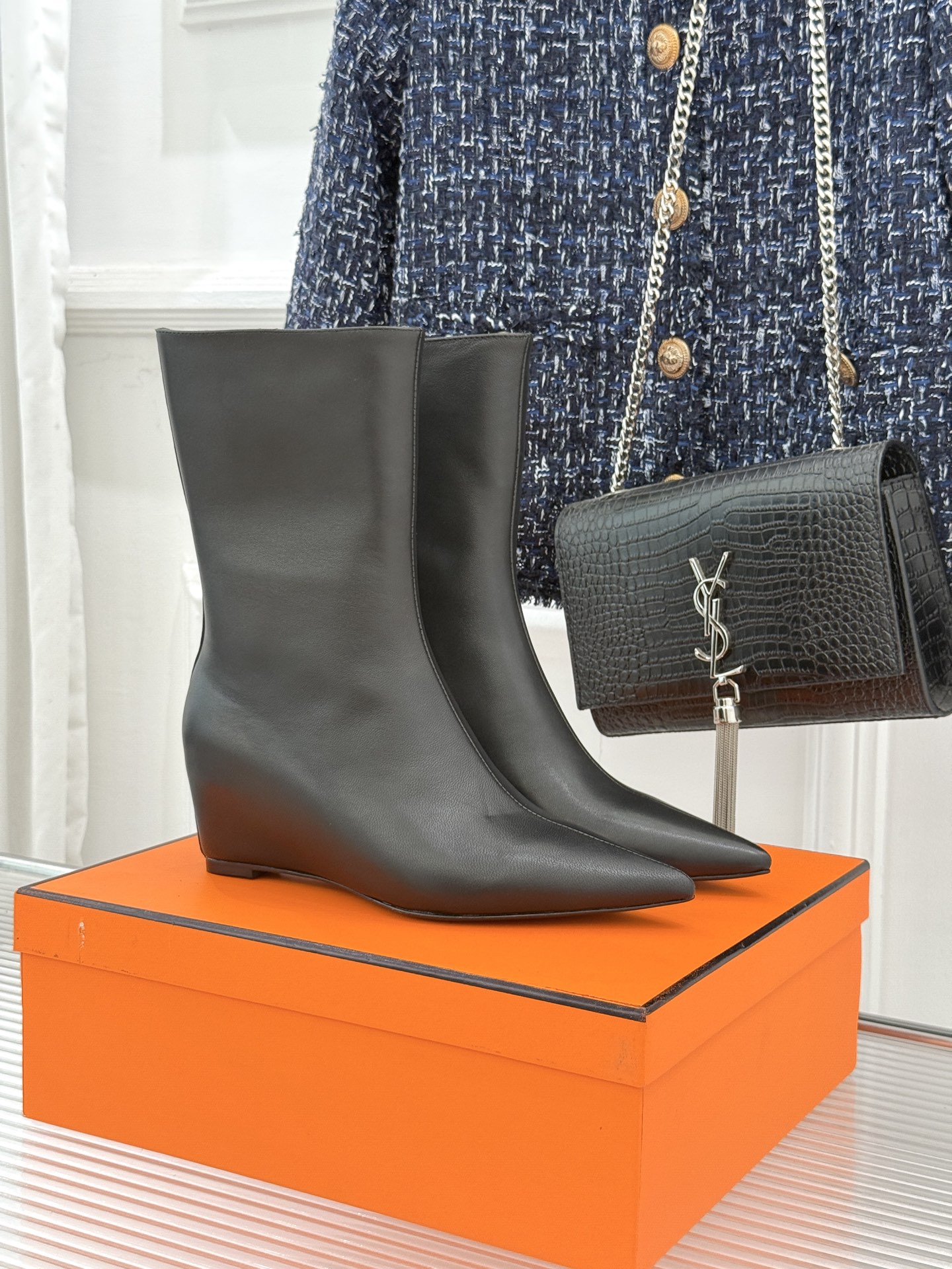 NO:654071,Hermès/Hermès 25WF new retro pointed toe wedge heel short boots. When the equestrian heritage born in 1837 meets retro aesthetics, these short boots have become a footnote of luxury and elegance across time and space. The iconic pointed toe design is slightly upturned, which continues the neat outline of the classic riding boots and makes the legs more slender. The wedge heel design is a perfect balance between practicality and elegance. The height is just right, giving the body a tall and straight aura.  It can be easily controlled by small people. From commuting to morning meetings to strolling at dinner, walking all day long can be carried out without any burden. Every step is like stepping on soft clouds, so elegance is never at the expense of comfort. The fabric is made of original custom-made Yangjing, and the lining of the feet is all sheepskin. Italian imported genuine leather outsole size 35-39 (customized 40/41), boots, hermes, hermes, boots, sheepskin, sheep, Leather soles19860909Hermès/爱马仕25WF新品复古尖头 坡跟短靴 当1837年诞生的马术传承邂逅复古美学 这款短靴便成为跨越时空的奢雅注脚. 标志性的尖头设计微微上翘 既延续了经典骑乘靴的利落轮廓 让双腿线条愈发修长纤细 坡跟的设计是实用与优雅的完美平衡 高度恰到好处 既赋予身形挺拔气场 让小个子也能轻松驾驭 从通勤晨会到晚宴漫步 全天行走亦无负担. 每一步都似踩在柔软云端 让优雅从不以舒适度为代价. 面料采用原版定制羊京 内里垫脚均为羊皮 意大利进口真皮大底 size35-39（40/41定制）,靴子,hermes,hermes,boots,sheepskin,sheep,Leather soles,Women's Shoes