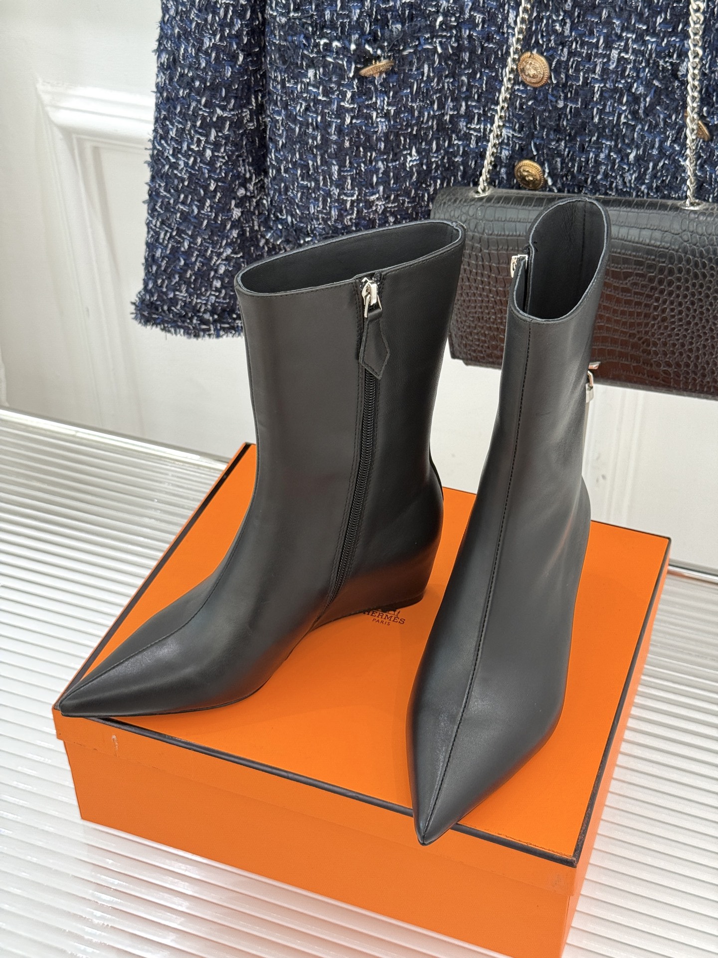 Hermès/爱马仕25WF新品复古尖头坡跟短靴当1837年诞生的马术传承邂逅复古美学这款短靴便成为跨越