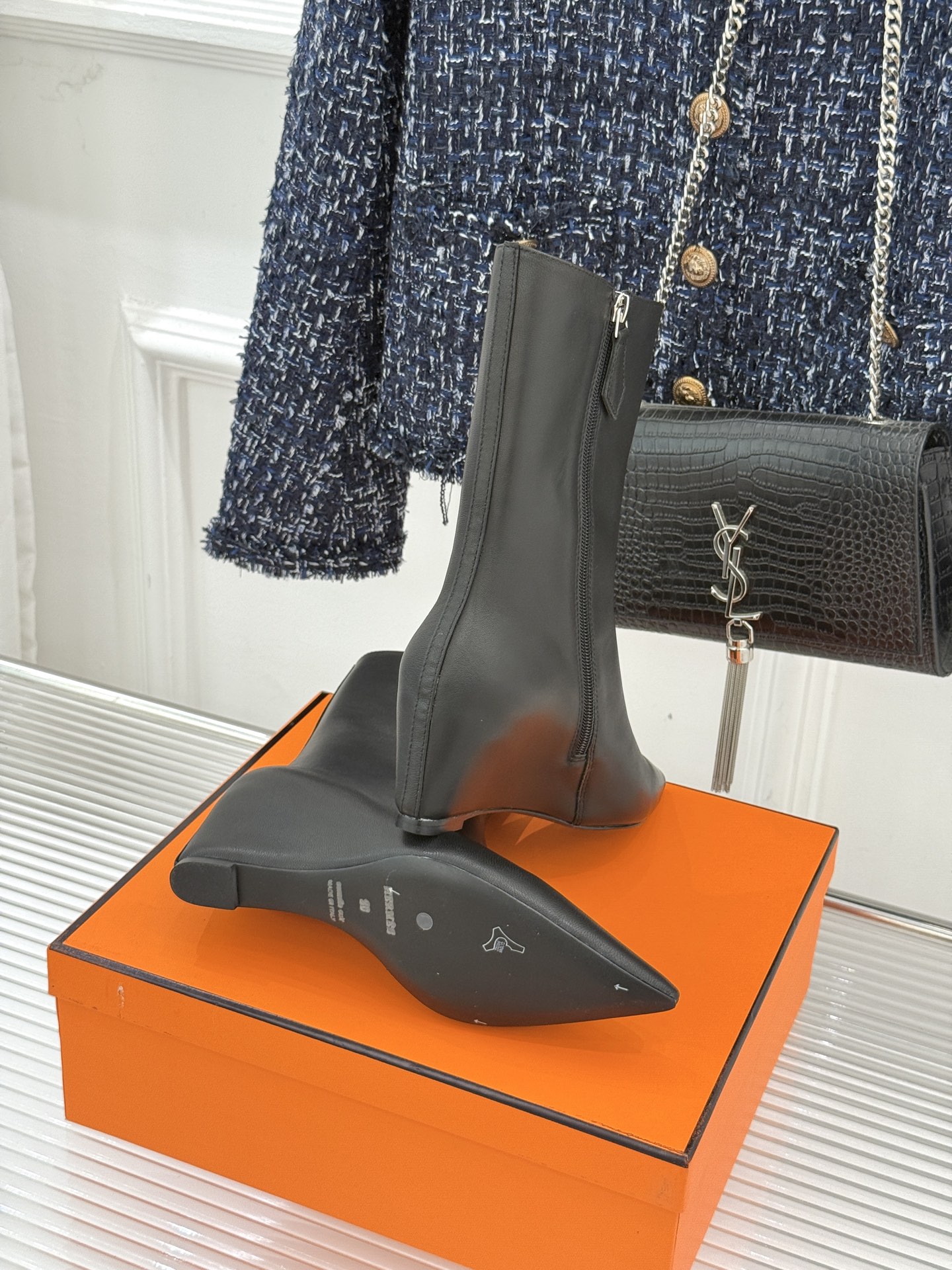 Hermès/爱马仕25WF新品复古尖头坡跟短靴当1837年诞生的马术传承邂逅复古美学这款短靴便成为跨越