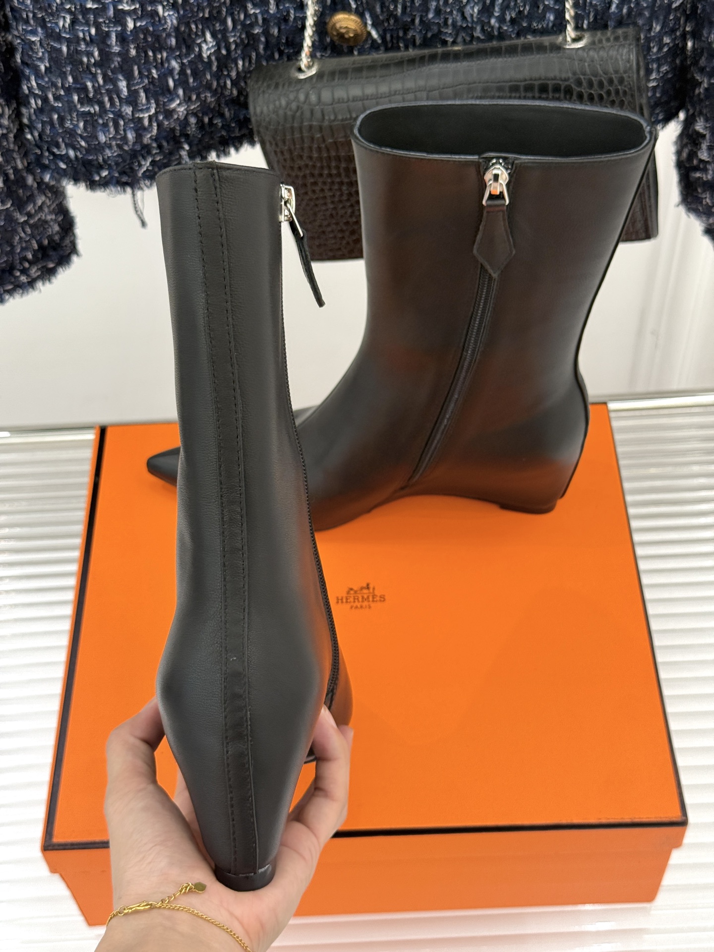 Hermès/爱马仕25WF新品复古尖头坡跟短靴当1837年诞生的马术传承邂逅复古美学这款短靴便成为跨越