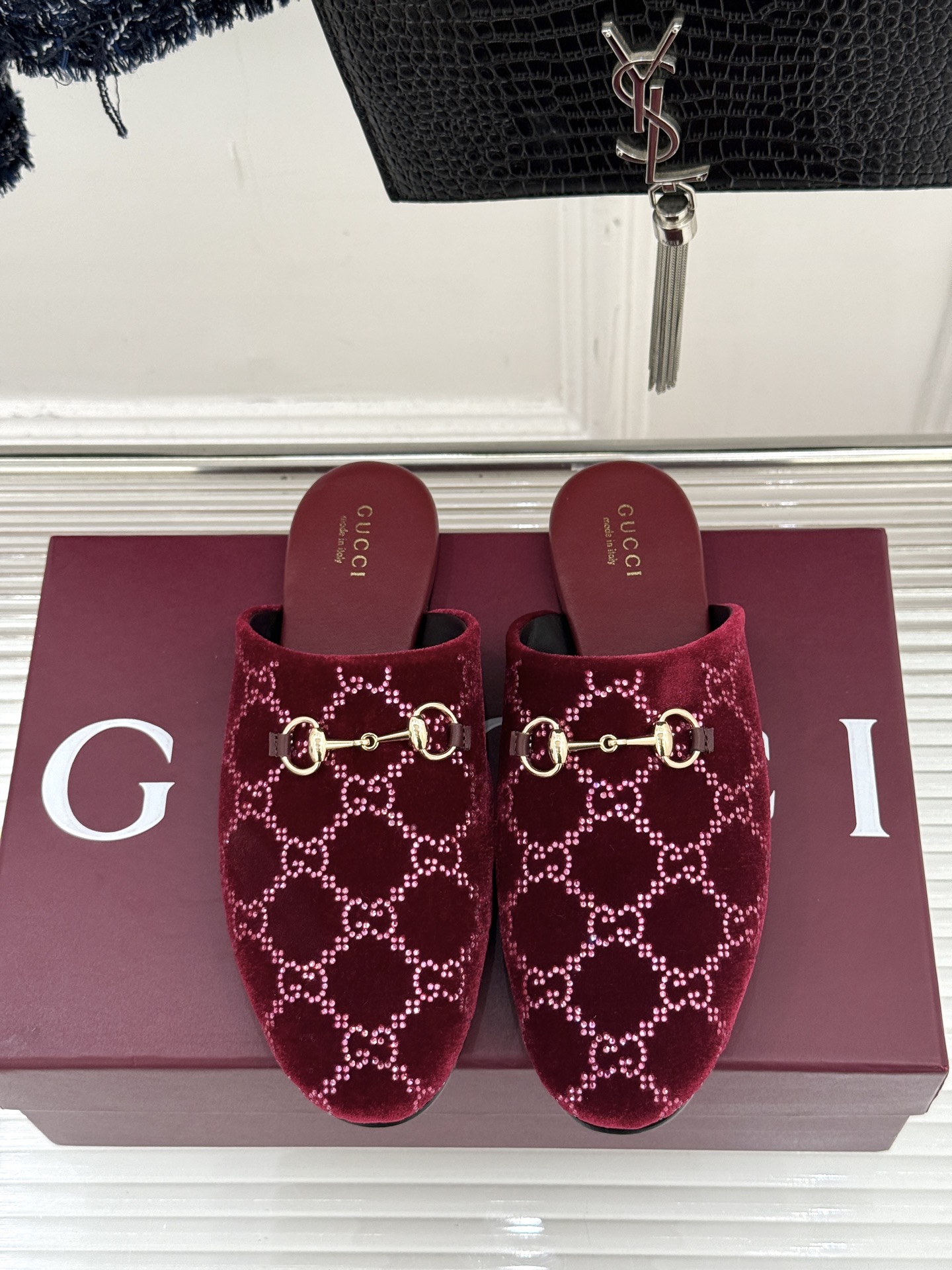 Gucci/古驰25WF新品水钻马衔扣半拖 一脚蹬的自在 被G家马衔扣半拖轻松拿捏。标志性马衔扣搭配老花