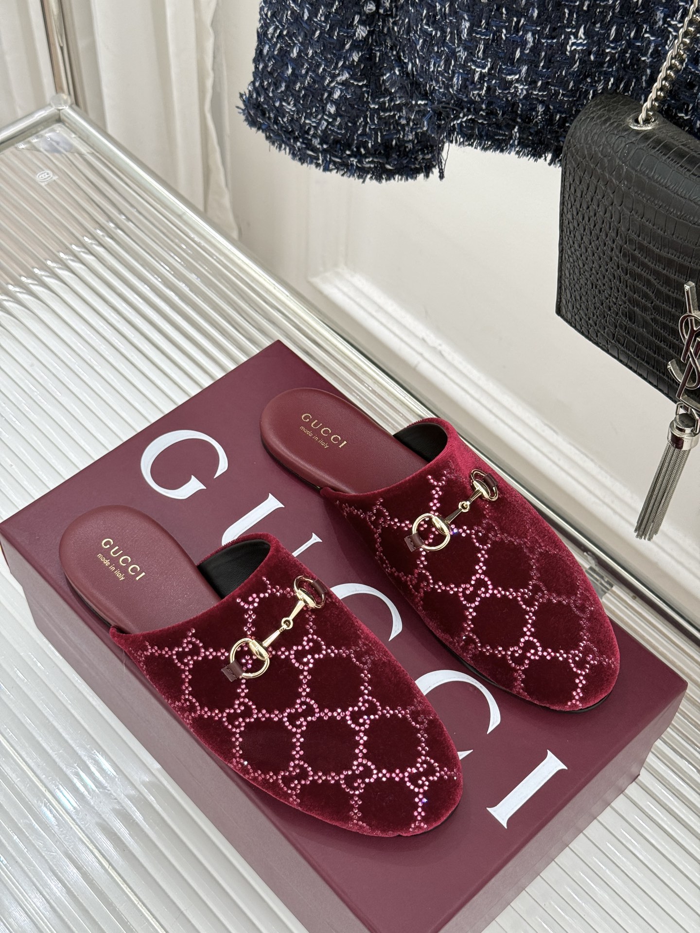 Gucci/古驰25WF新品水钻马衔扣半拖 一脚蹬的自在 被G家马衔扣半拖轻松拿捏。标志性马衔扣搭配老花