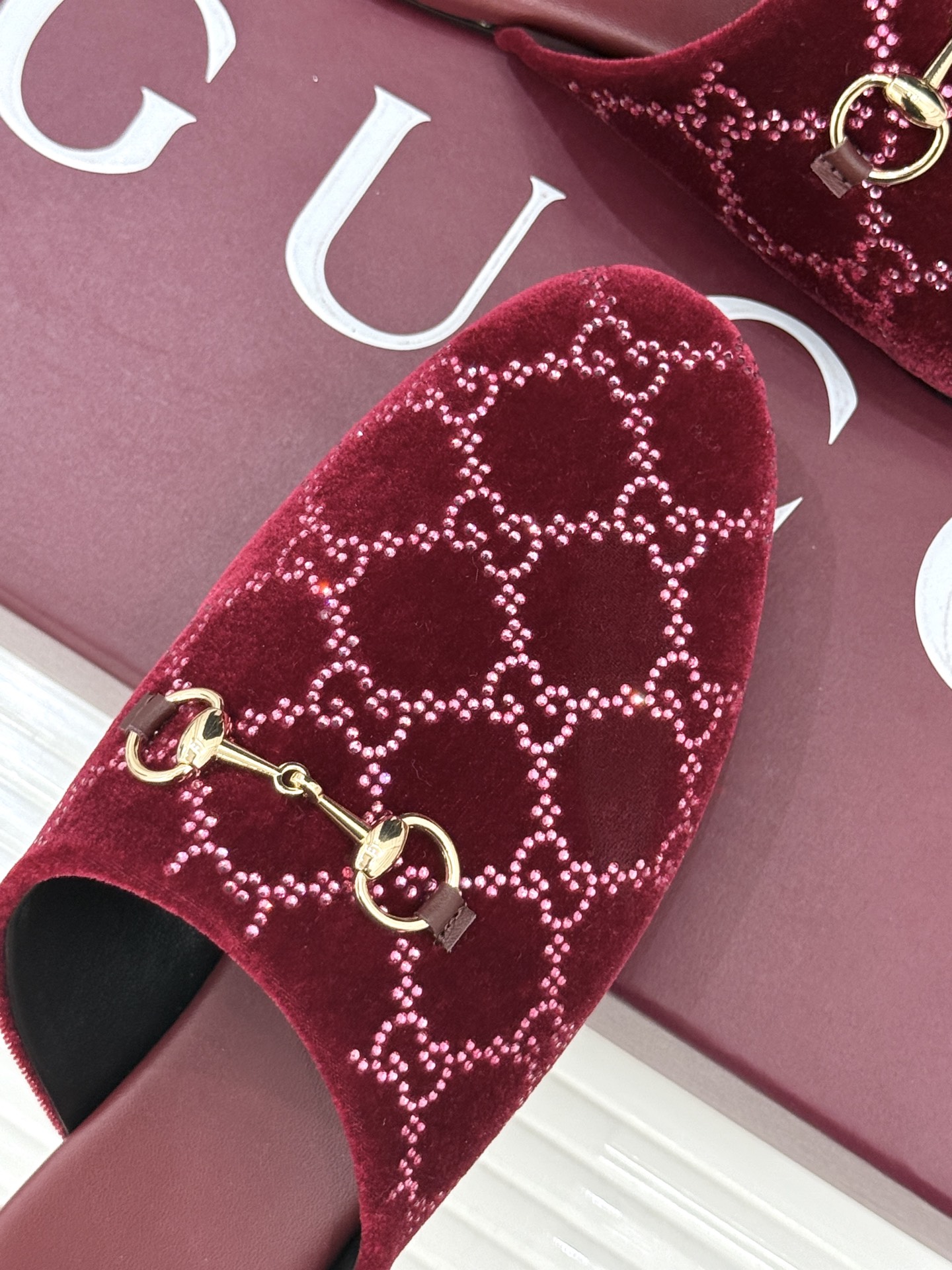 Gucci/古驰25WF新品水钻马衔扣半拖 一脚蹬的自在 被G家马衔扣半拖轻松拿捏。标志性马衔扣搭配老花