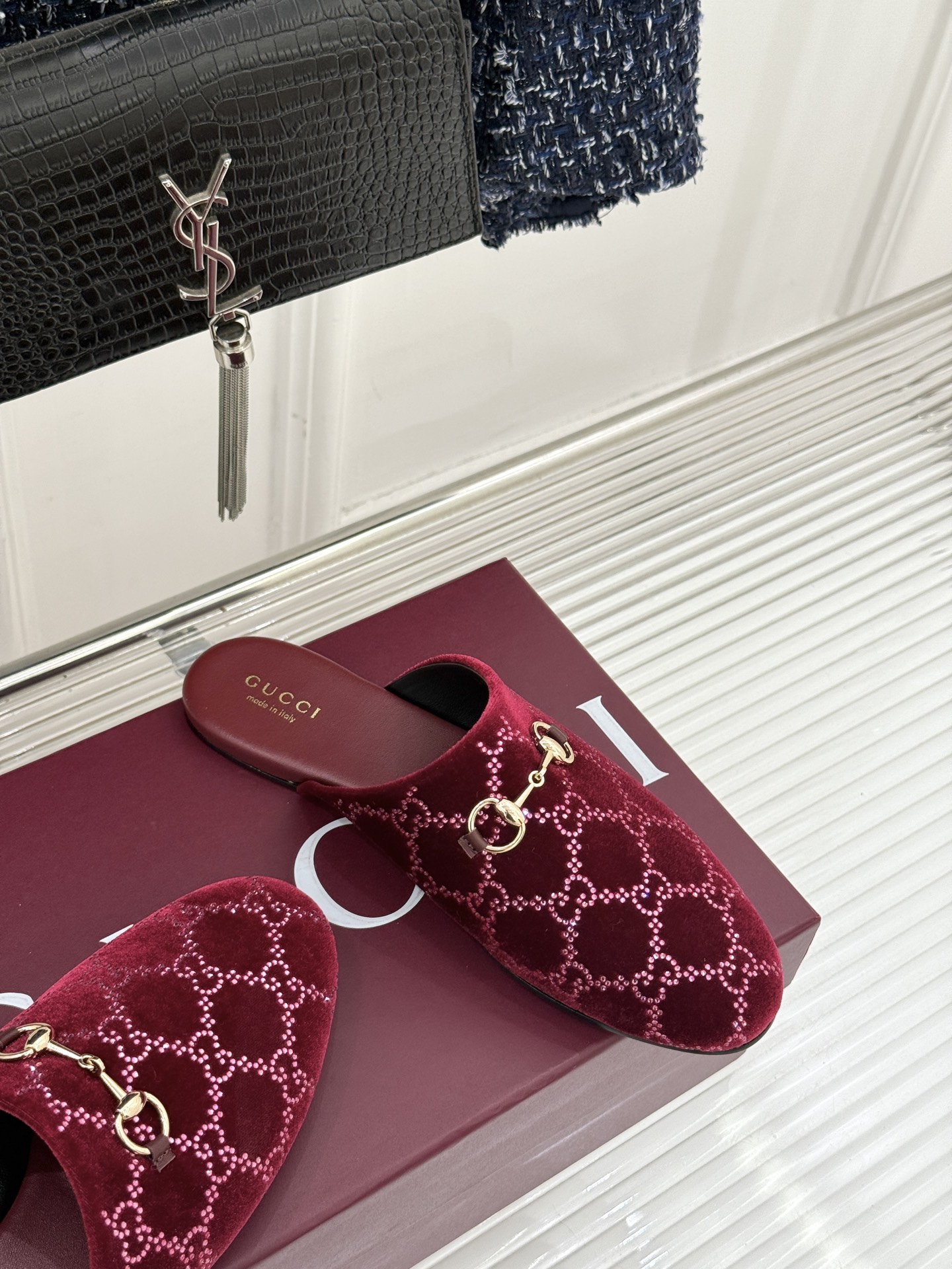 Gucci/古驰25WF新品水钻马衔扣半拖 一脚蹬的自在 被G家马衔扣半拖轻松拿捏。标志性马衔扣搭配老花