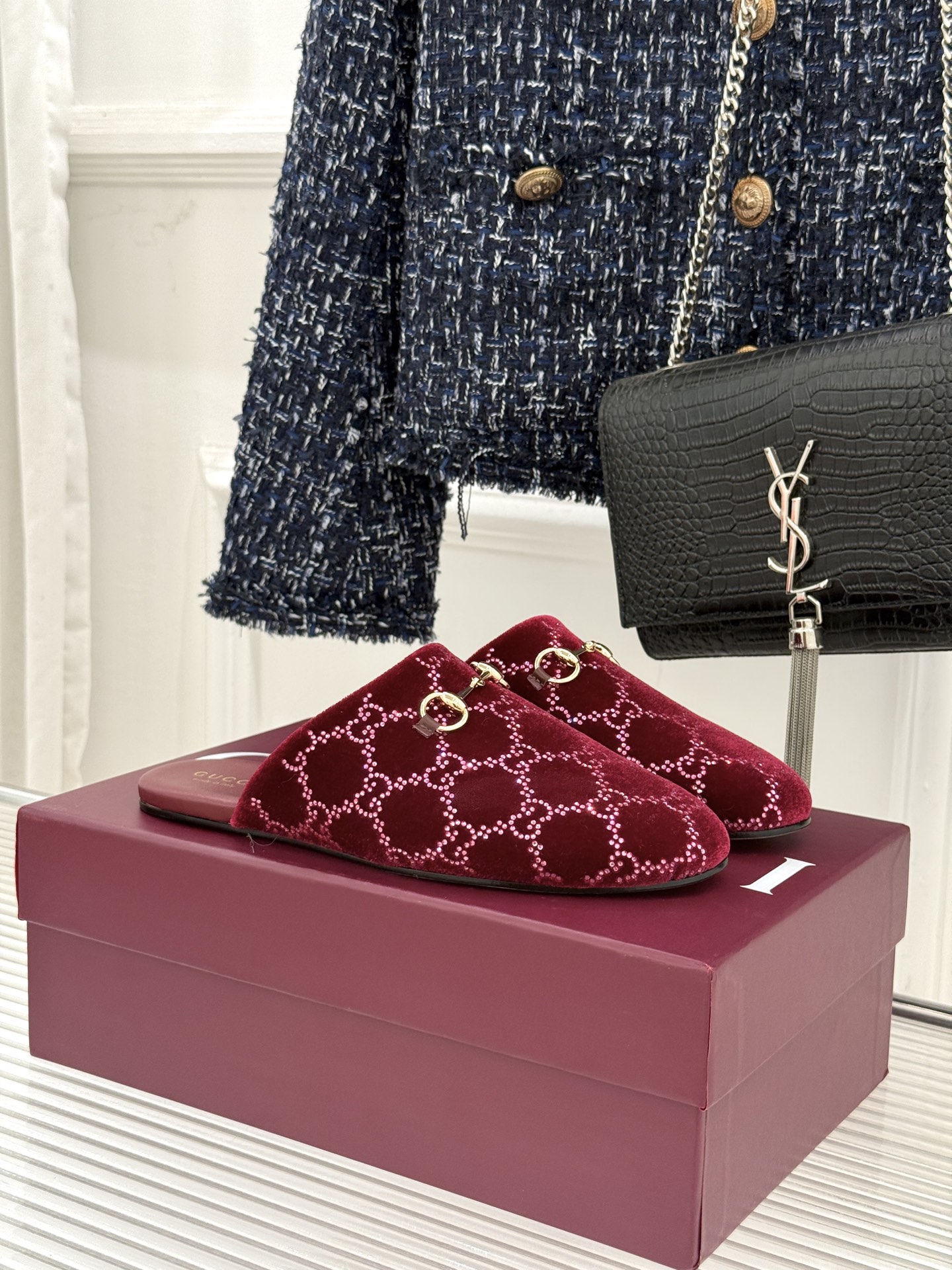 Gucci/古驰25WF新品水钻马衔扣半拖 一脚蹬的自在 被G家马衔扣半拖轻松拿捏。标志性马衔扣搭配老花