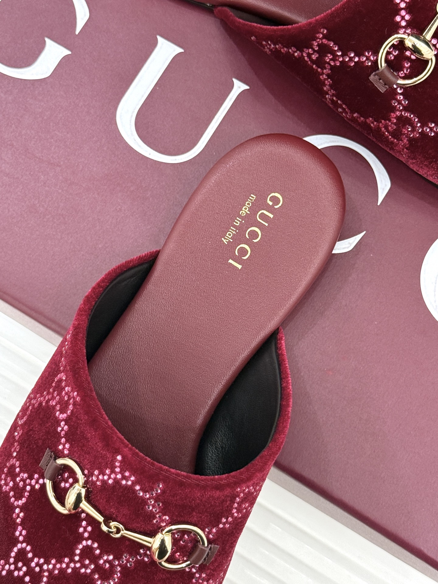 Gucci/古驰25WF新品水钻马衔扣半拖 一脚蹬的自在 被G家马衔扣半拖轻松拿捏。标志性马衔扣搭配老花