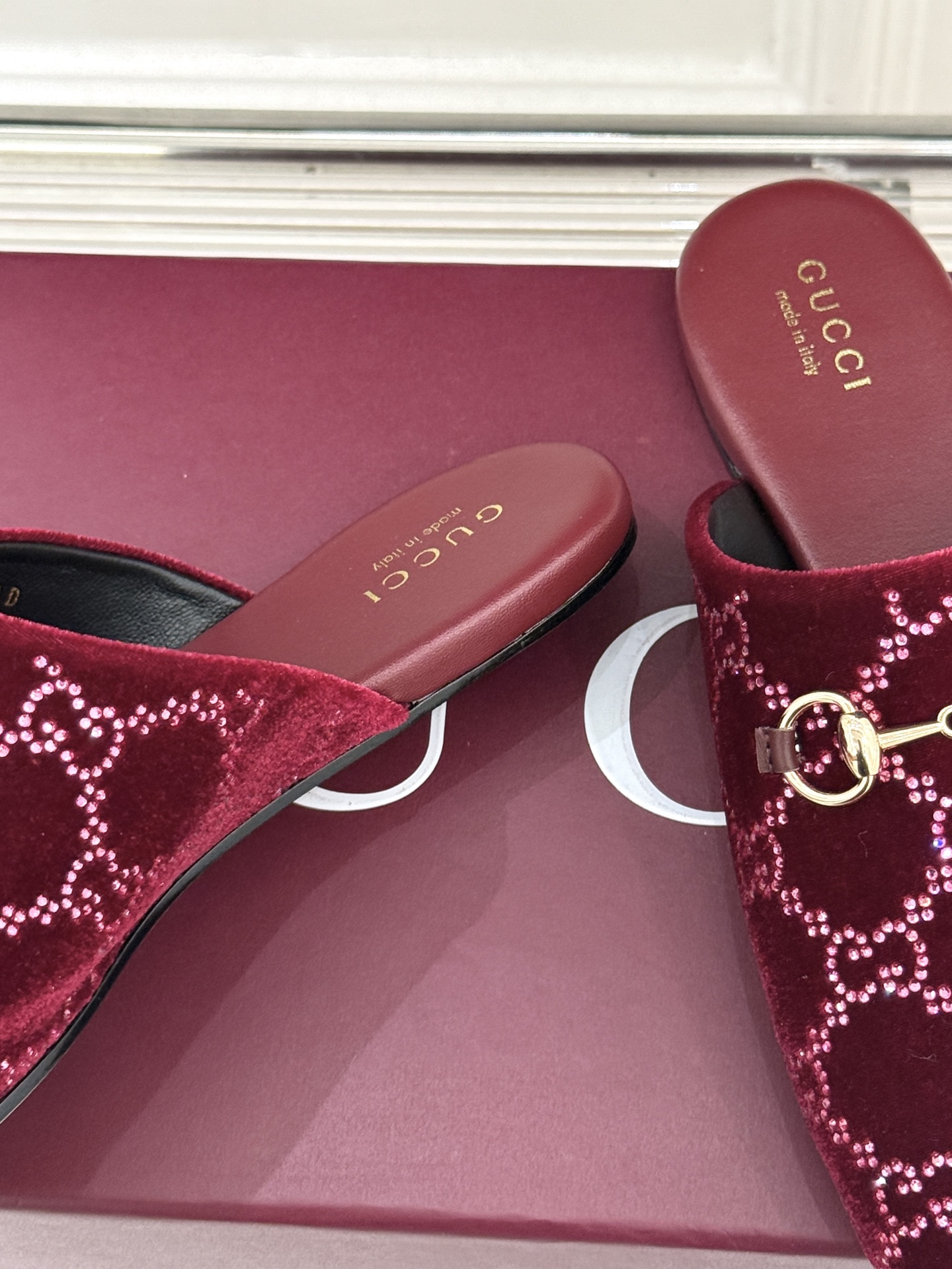 Gucci/古驰25WF新品水钻马衔扣半拖 一脚蹬的自在 被G家马衔扣半拖轻松拿捏。标志性马衔扣搭配老花