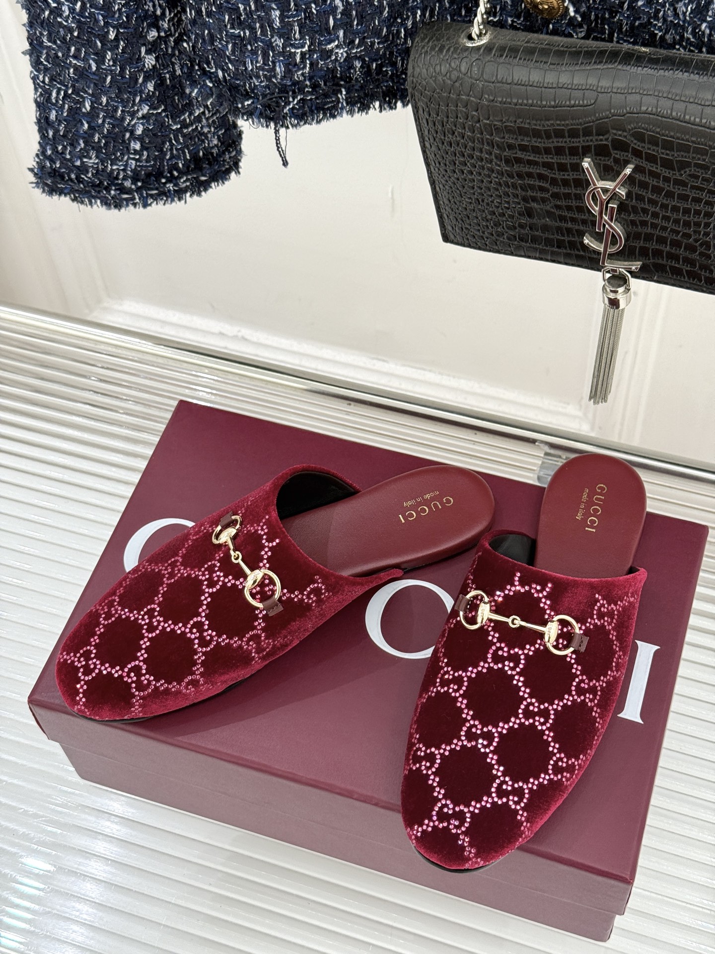 Gucci/古驰25WF新品水钻马衔扣半拖 一脚蹬的自在 被G家马衔扣半拖轻松拿捏。标志性马衔扣搭配老花