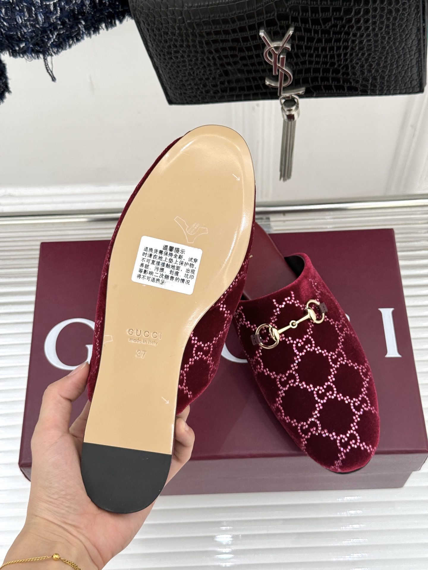 Gucci/古驰25WF新品水钻马衔扣半拖 一脚蹬的自在 被G家马衔扣半拖轻松拿捏。标志性马衔扣搭配老花