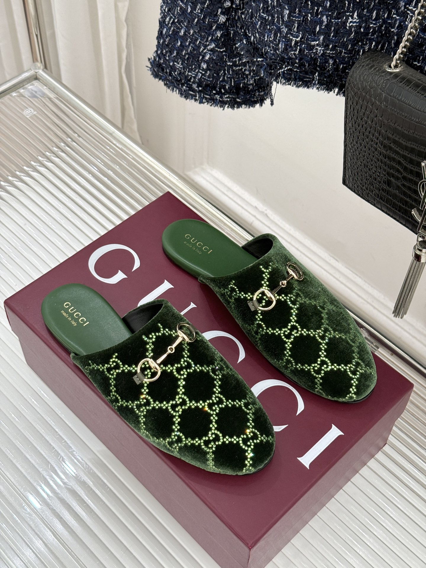 Gucci/古驰25WF新品水钻马衔扣半拖 一脚蹬的自在 被G家马衔扣半拖轻松拿捏。标志性马衔扣搭配老花