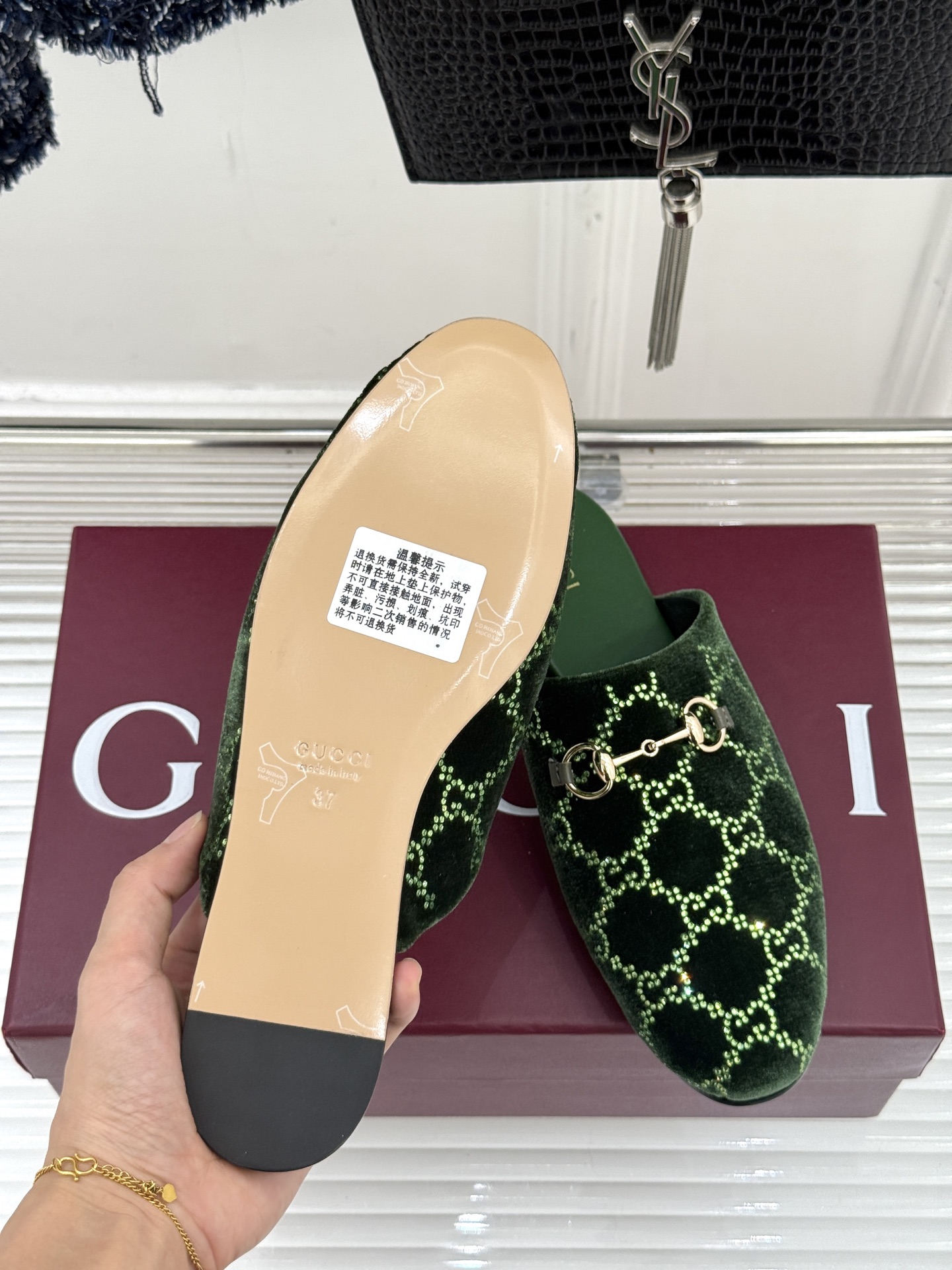 Gucci/古驰25WF新品水钻马衔扣半拖 一脚蹬的自在 被G家马衔扣半拖轻松拿捏。标志性马衔扣搭配老花