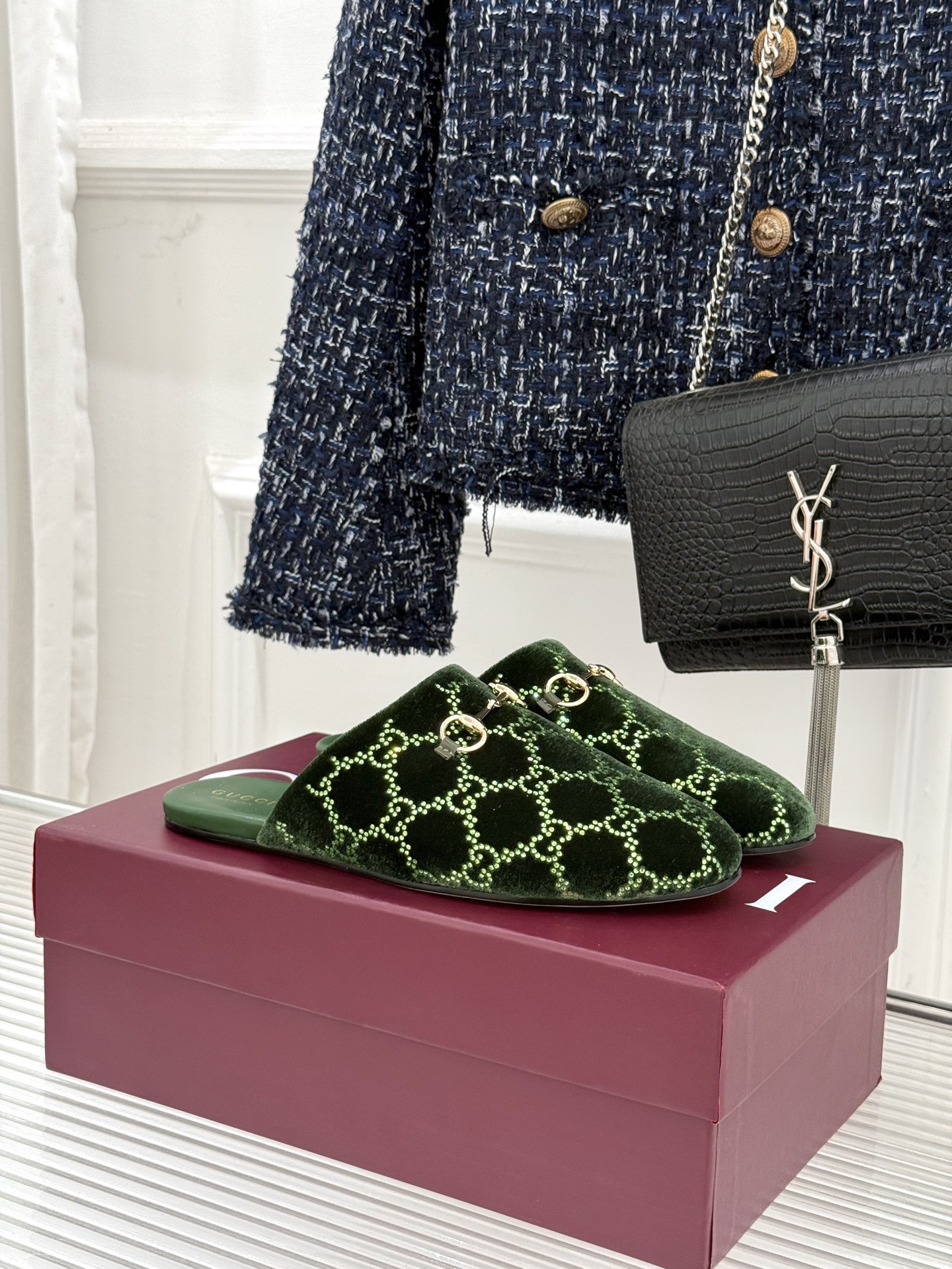 Gucci/古驰25WF新品水钻马衔扣半拖 一脚蹬的自在 被G家马衔扣半拖轻松拿捏。标志性马衔扣搭配老花