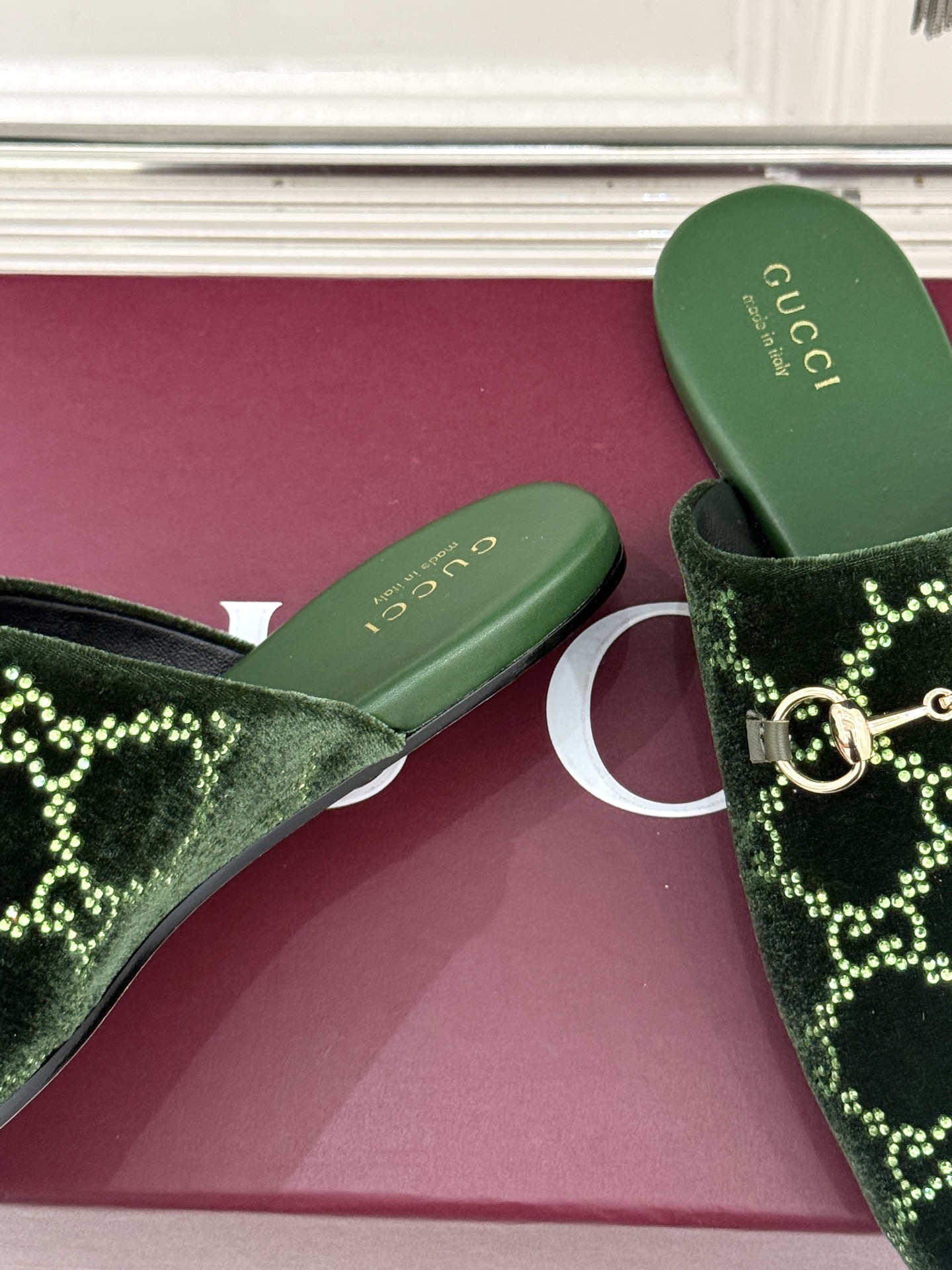 Gucci/古驰25WF新品水钻马衔扣半拖 一脚蹬的自在 被G家马衔扣半拖轻松拿捏。标志性马衔扣搭配老花