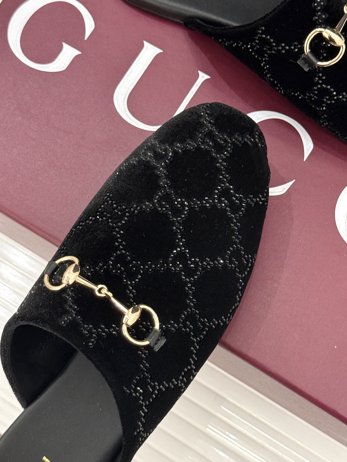 Gucci/古驰25WF新品水钻马衔扣半拖 一脚蹬的自在 被G家马衔扣半拖轻松拿捏。标志性马衔扣搭配老花