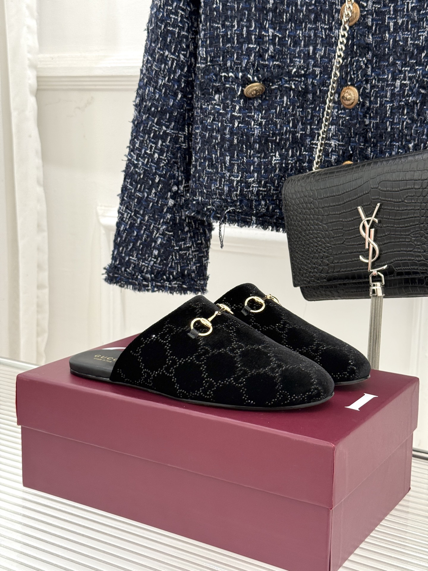 NO:654090,Gucci/Gucci 25WF new rhinestone horsebit half-drag is easy to handle with the G horsebit half-drag. The iconic horsebit with the presbyopia GG pattern is the finishing touch, making the simple slippers instantly full of brand style. Each selected pointy-soled rhinestone is inlaid by hand, reflecting rich layers of bright luster under the light, just like the stars are crushed on the shoes.  Whether you are relaxing at home or going out for a stroll on the streets, the soft soles always fit your feet and provide you with a full sense of comfort. The simple upper is unobtrusive but reveals the brand style everywhere, making you the focus of the crowd with easy and casual fashion. The fabric is made of original customized materials, the inner foot pads are all lambskin, and the genuine leather outsole imported from Italy  size35-39 (40/41/42 customized, half drag, gucci, gucci, gucci, slippers, sheepskin, Leather soles19860909Gucci/古驰25WF新品水钻马衔扣半拖 一脚蹬的自在 被G家马衔扣半拖轻松拿捏. 标志性马衔扣搭配老花GG图 是点睛之笔 让简约拖鞋瞬间充满品牌格调 . 每一颗甄选的尖底水钻都经由手工镶嵌 在光线下折射出层次丰富的璀璨光泽 恰似将星河揉碎在了鞋履之上. 不管是宅家放松 还是出门漫步街头 柔软鞋底时刻贴合双脚 舒适感拉满. 简约鞋面 不张扬却处处透露品牌格调, 轻松拿捏随性时髦感 让你成为人群中的焦点. 面料采用原版定制材质 内里垫脚均为小羊皮 意大利进口真皮大底 size35-39（40/41/42定制,半拖,gucci,gucci,gucci,slippers,sheepskin,Leather soles,Women's Shoes