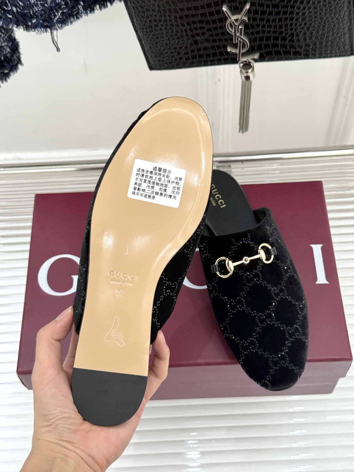 Gucci/古驰25WF新品水钻马衔扣半拖 一脚蹬的自在 被G家马衔扣半拖轻松拿捏。标志性马衔扣搭配老花