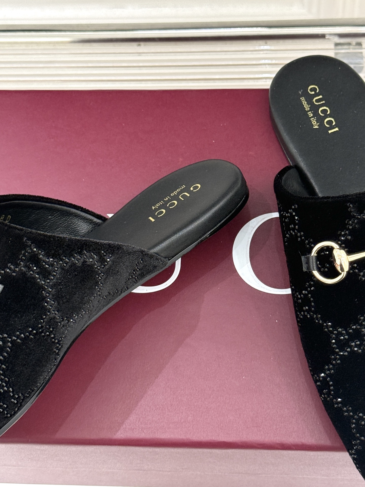 Gucci/古驰25WF新品水钻马衔扣半拖 一脚蹬的自在 被G家马衔扣半拖轻松拿捏。标志性马衔扣搭配老花