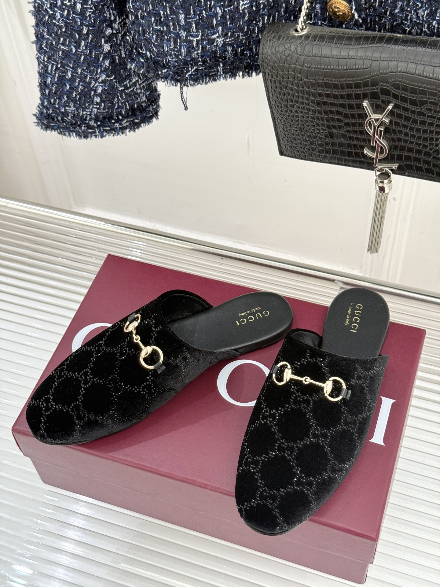 Gucci/古驰25WF新品水钻马衔扣半拖 一脚蹬的自在 被G家马衔扣半拖轻松拿捏。标志性马衔扣搭配老花