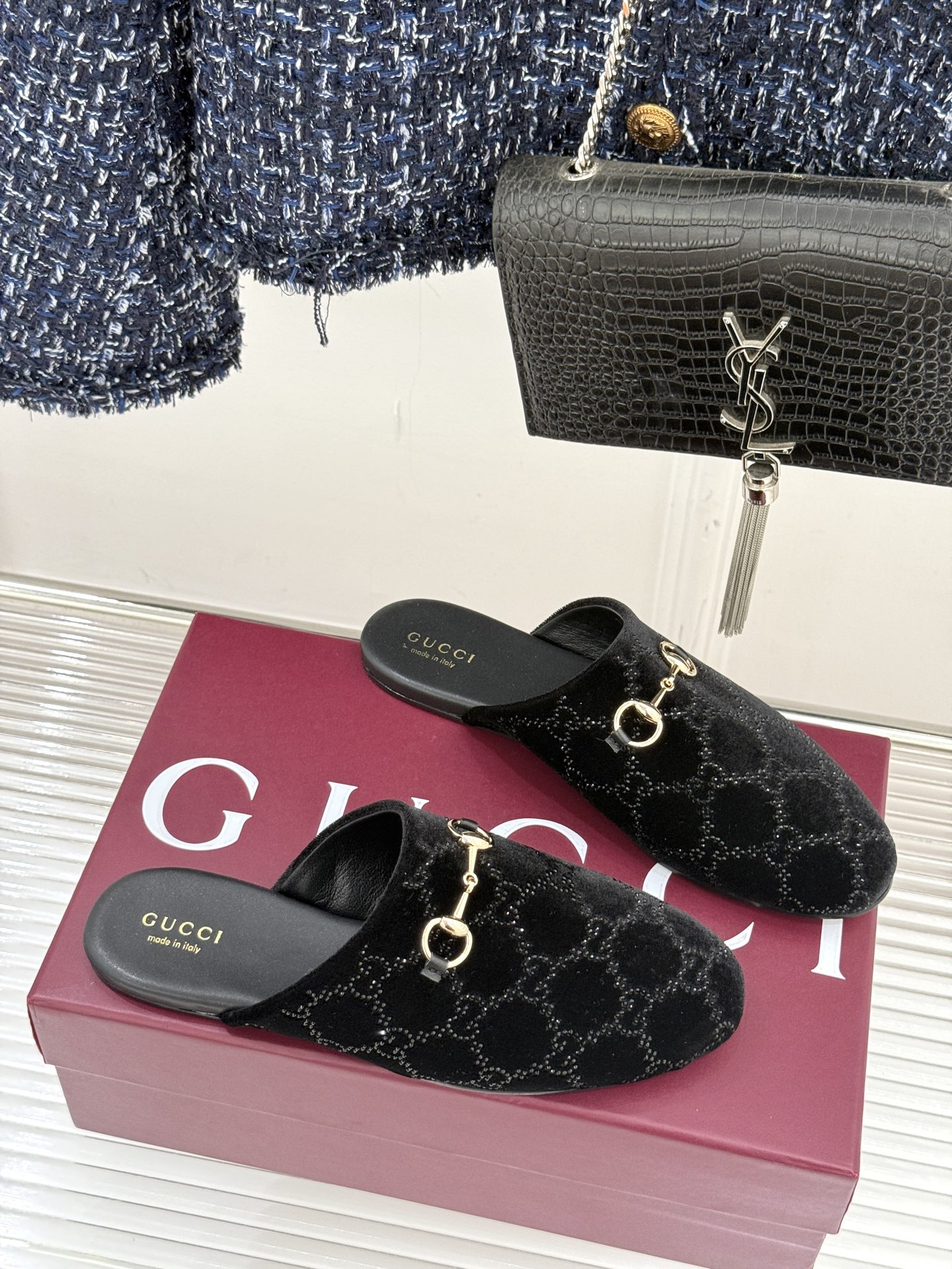 Gucci/古驰25WF新品水钻马衔扣半拖 一脚蹬的自在 被G家马衔扣半拖轻松拿捏。标志性马衔扣搭配老花