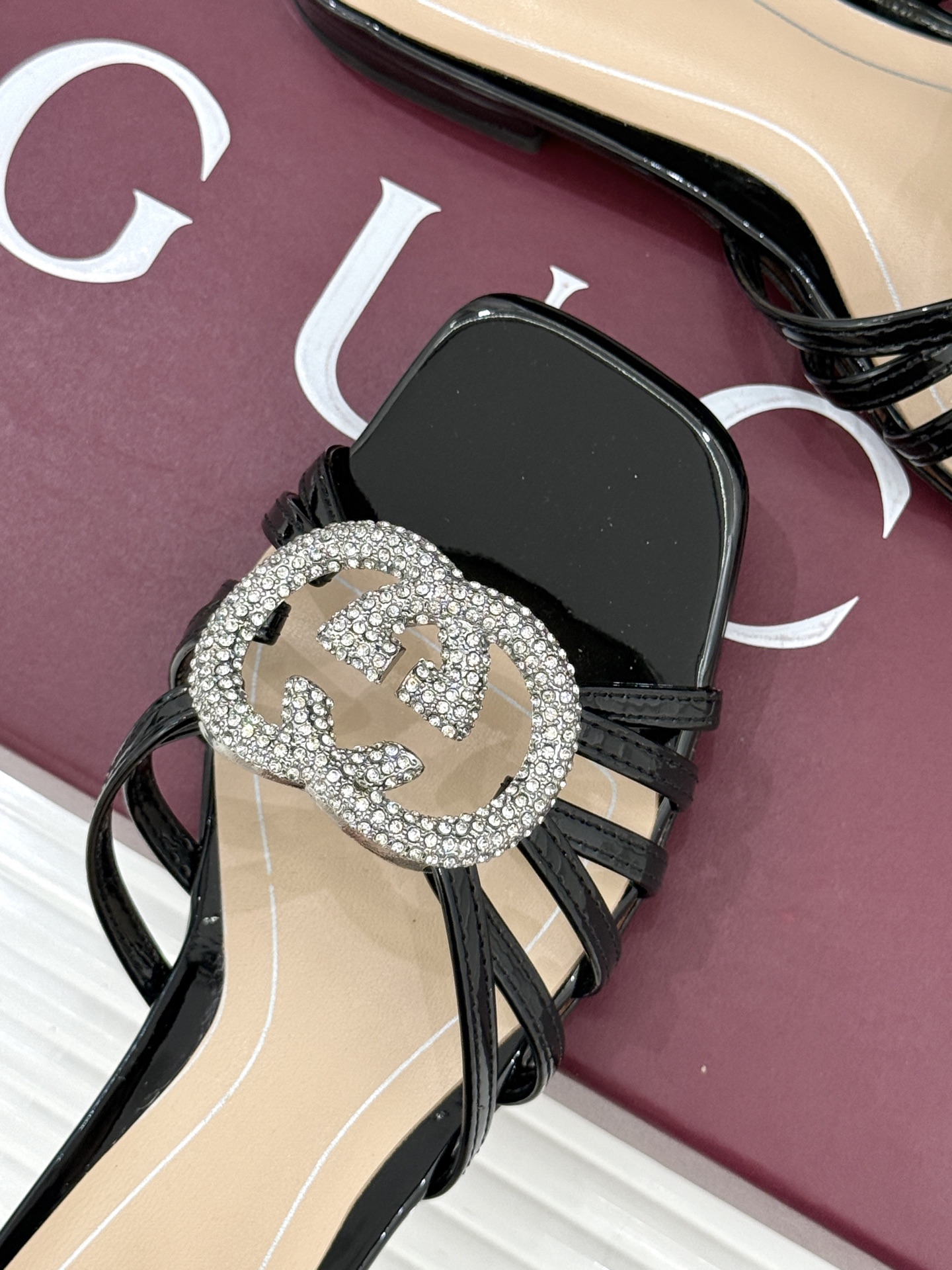 Gucci/古驰25WF早春水钻双G细带平底高跟拖鞋以经典符号与璀璨钻光重构早春格调将意式“不经意的优雅