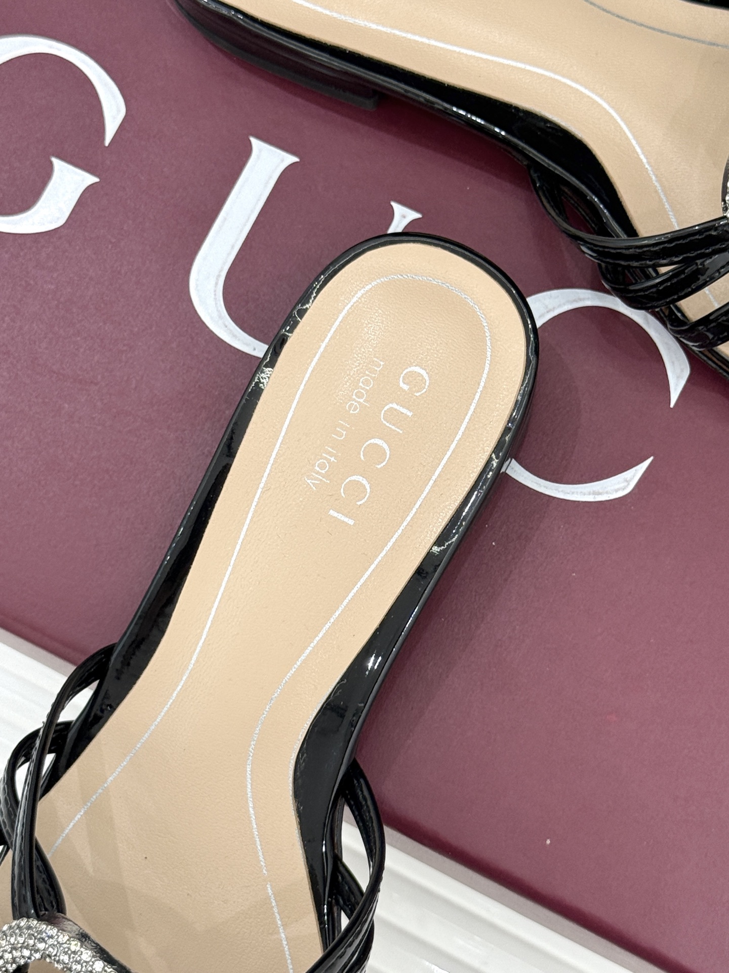 Gucci/古驰25WF早春水钻双G细带平底高跟拖鞋以经典符号与璀璨钻光重构早春格调将意式“不经意的优雅