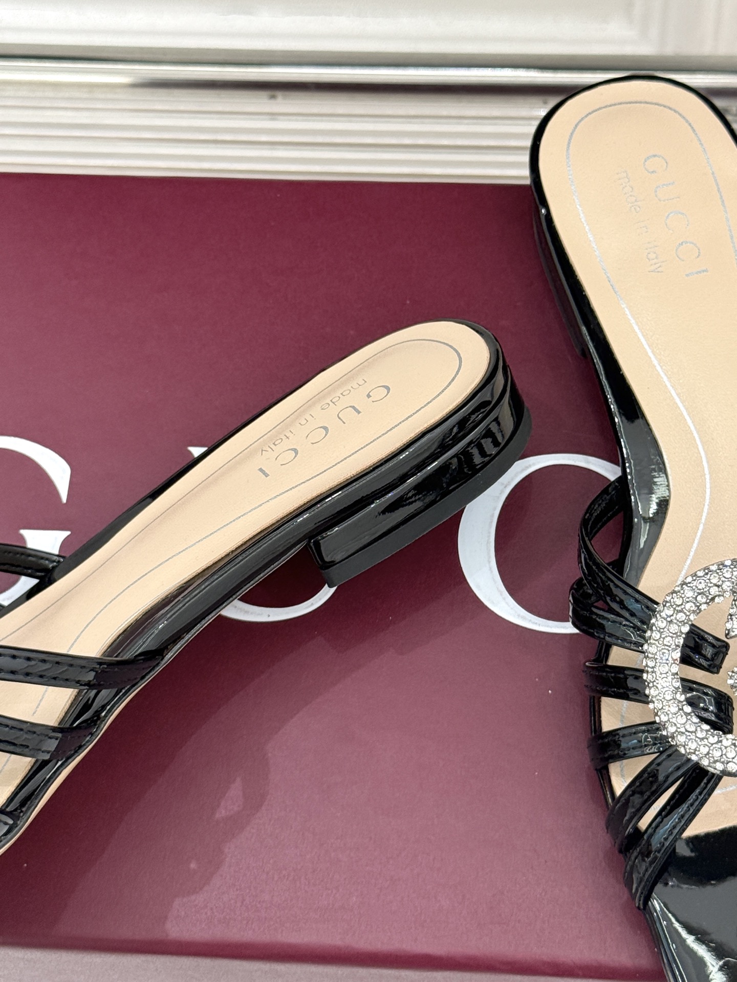 Gucci/古驰25WF早春水钻双G细带平底高跟拖鞋以经典符号与璀璨钻光重构早春格调将意式“不经意的优雅